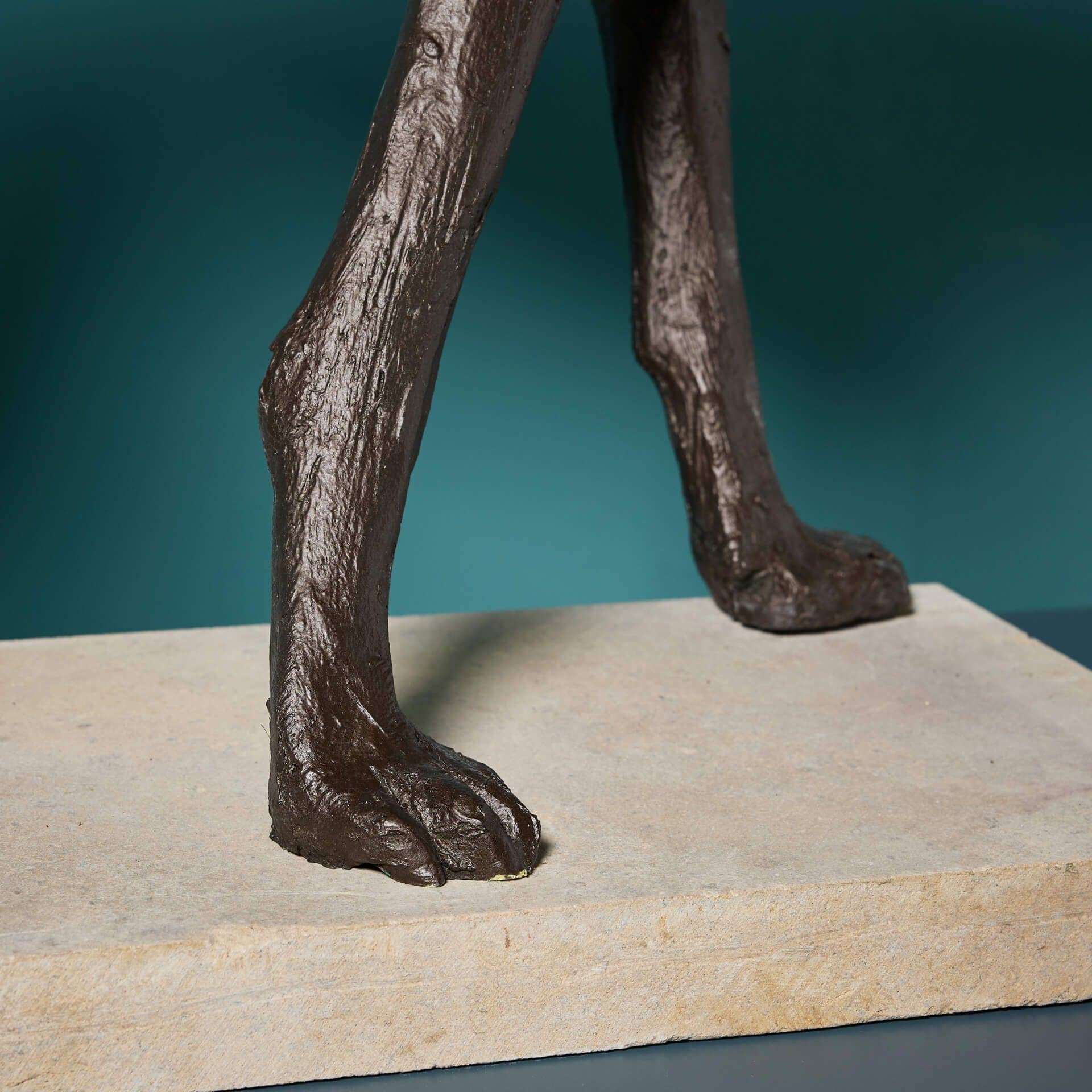 John W. Mills (1933-2023) Scultura di cane di grandi dimensioni su base di pietra calcarea In condizioni discrete in vendita a Wormelow, Herefordshire