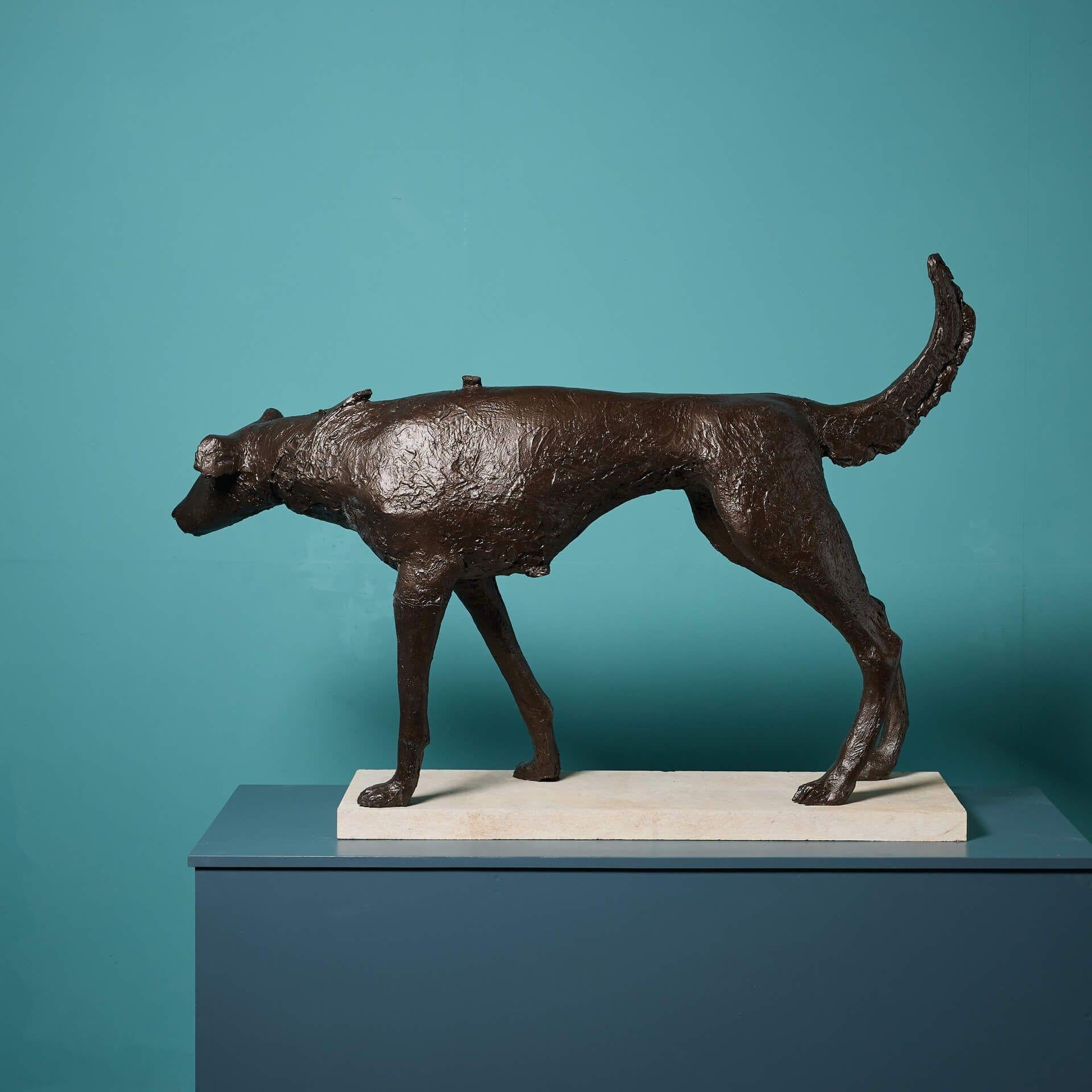 XX secolo John W. Mills (1933-2023) Scultura di cane di grandi dimensioni su base di pietra calcarea in vendita