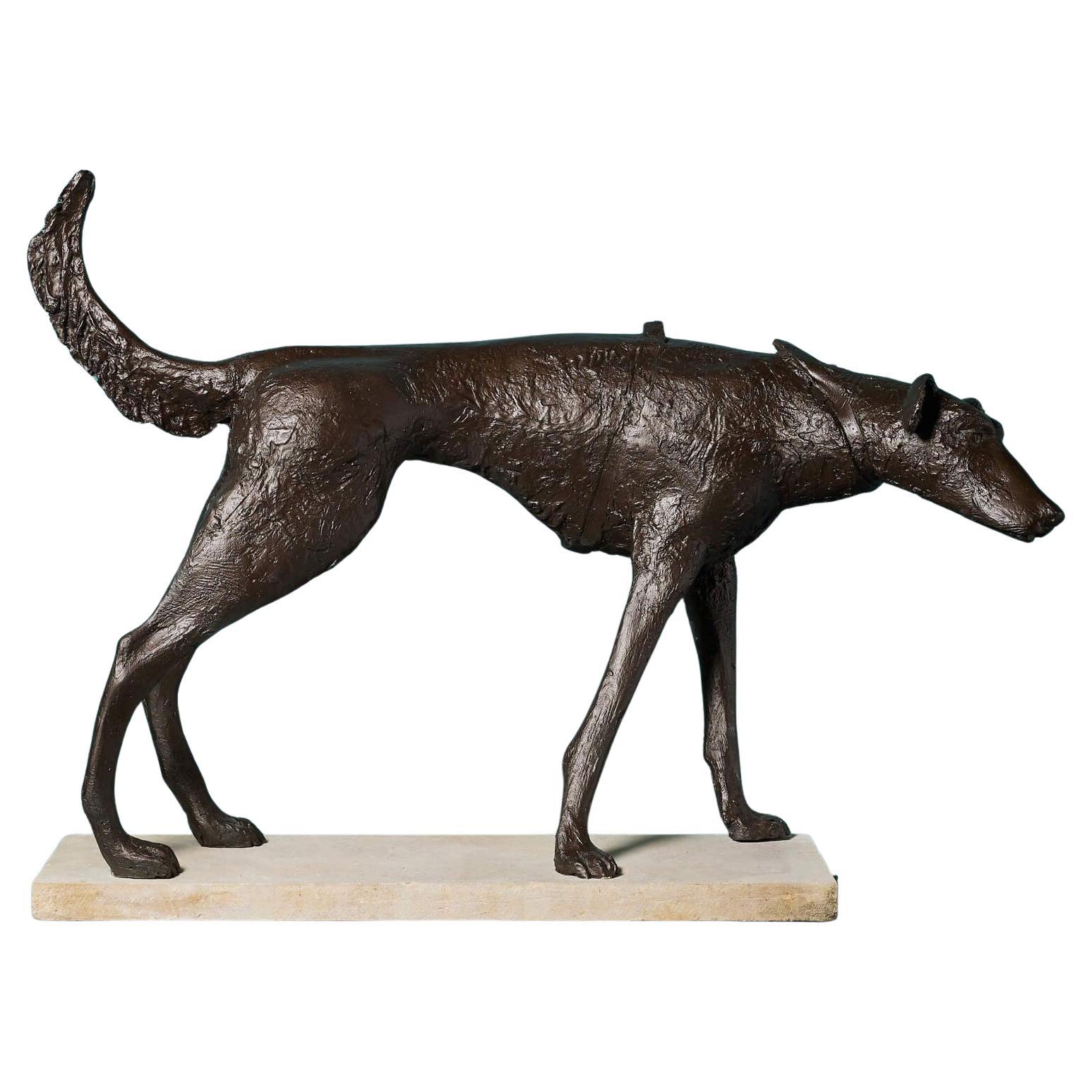 John W. Mills (1933-2023) Scultura di cane di grandi dimensioni su base di pietra calcarea