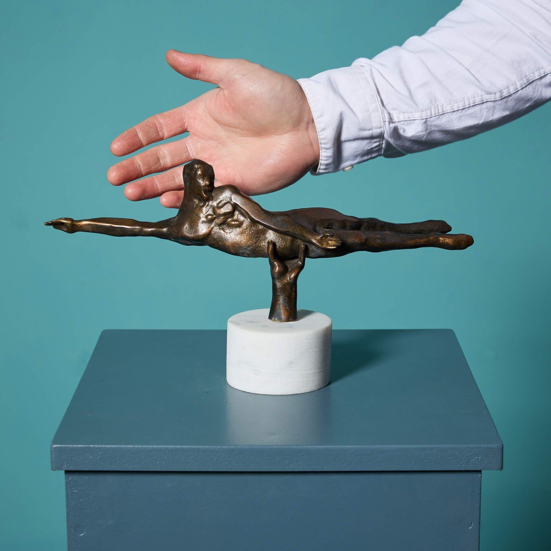 Una scultura figurativa in bronzo patinato intitolata 