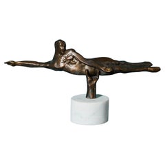 John W. Mills (1933-2023) "Danzatore maschio - Sollevamento", scultura figurativa in bronzo.