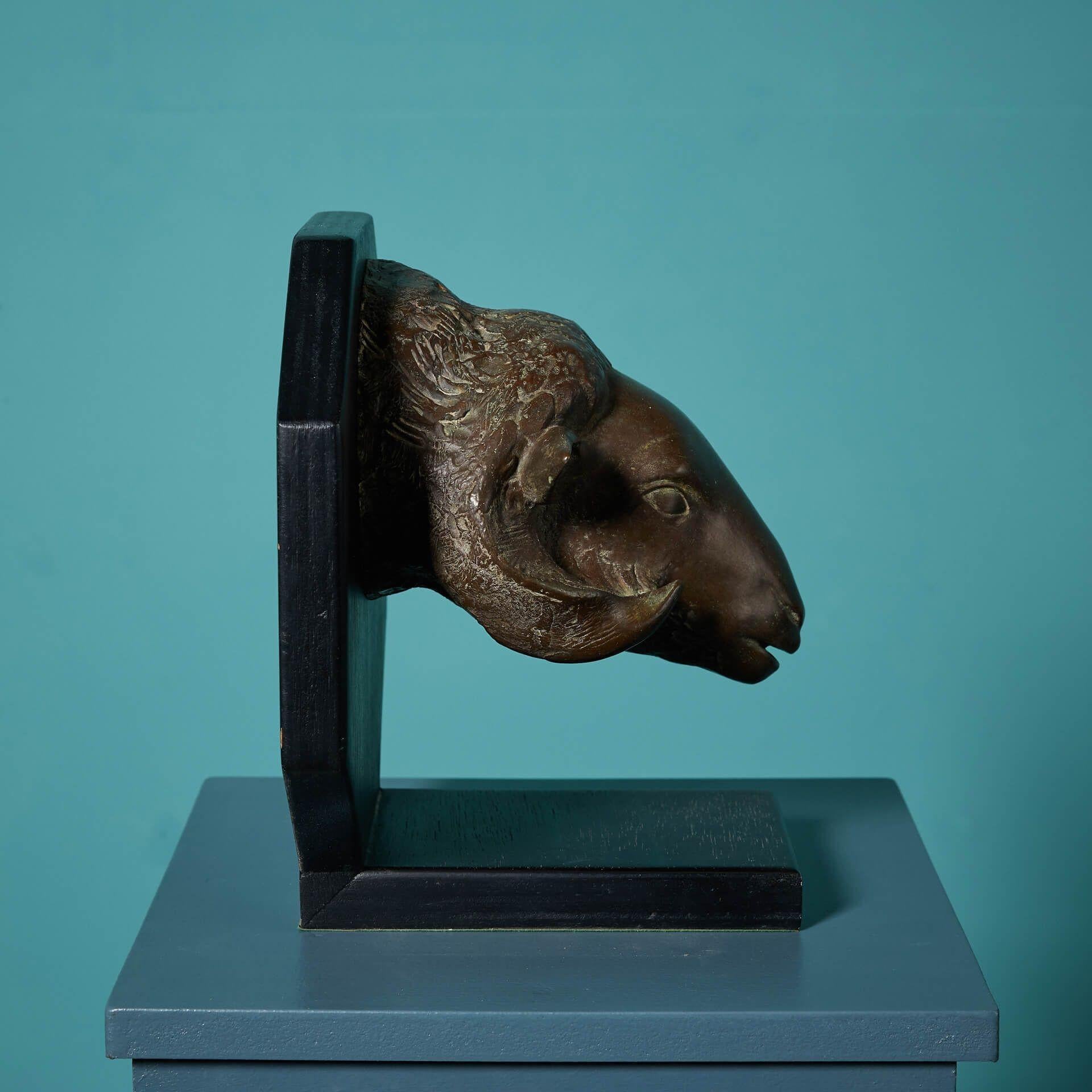 Mid-Century moderno John W. Mills (1933-2023) Scultura in bronzo con testa di pecora montata in vendita