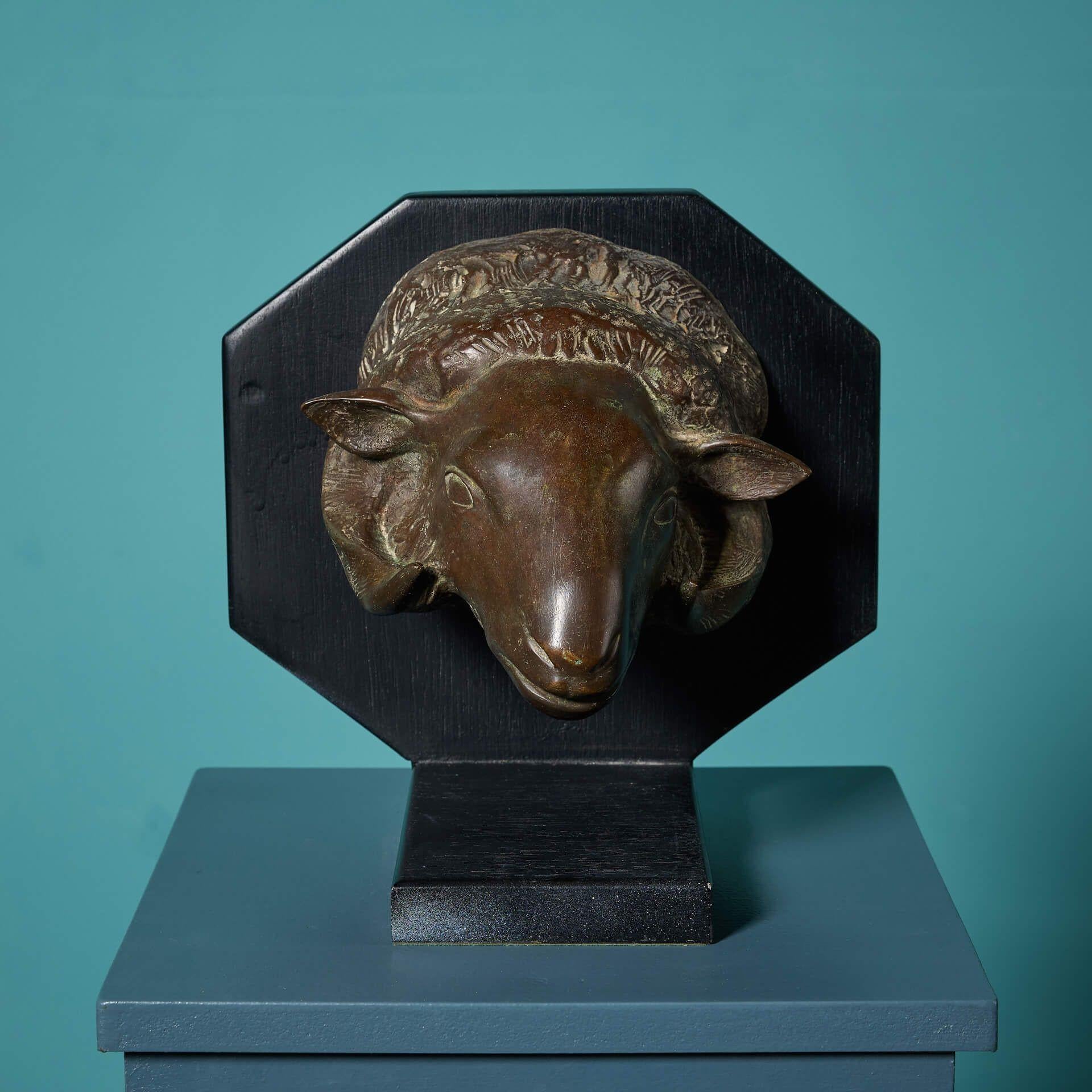 Inglese John W. Mills (1933-2023) Scultura in bronzo con testa di pecora montata in vendita