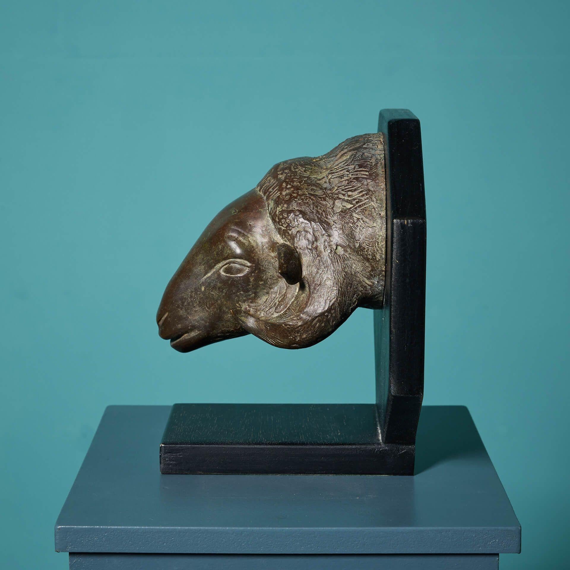 John W. Mills (1933-2023) Scultura in bronzo con testa di pecora montata In condizioni discrete in vendita a Wormelow, Herefordshire