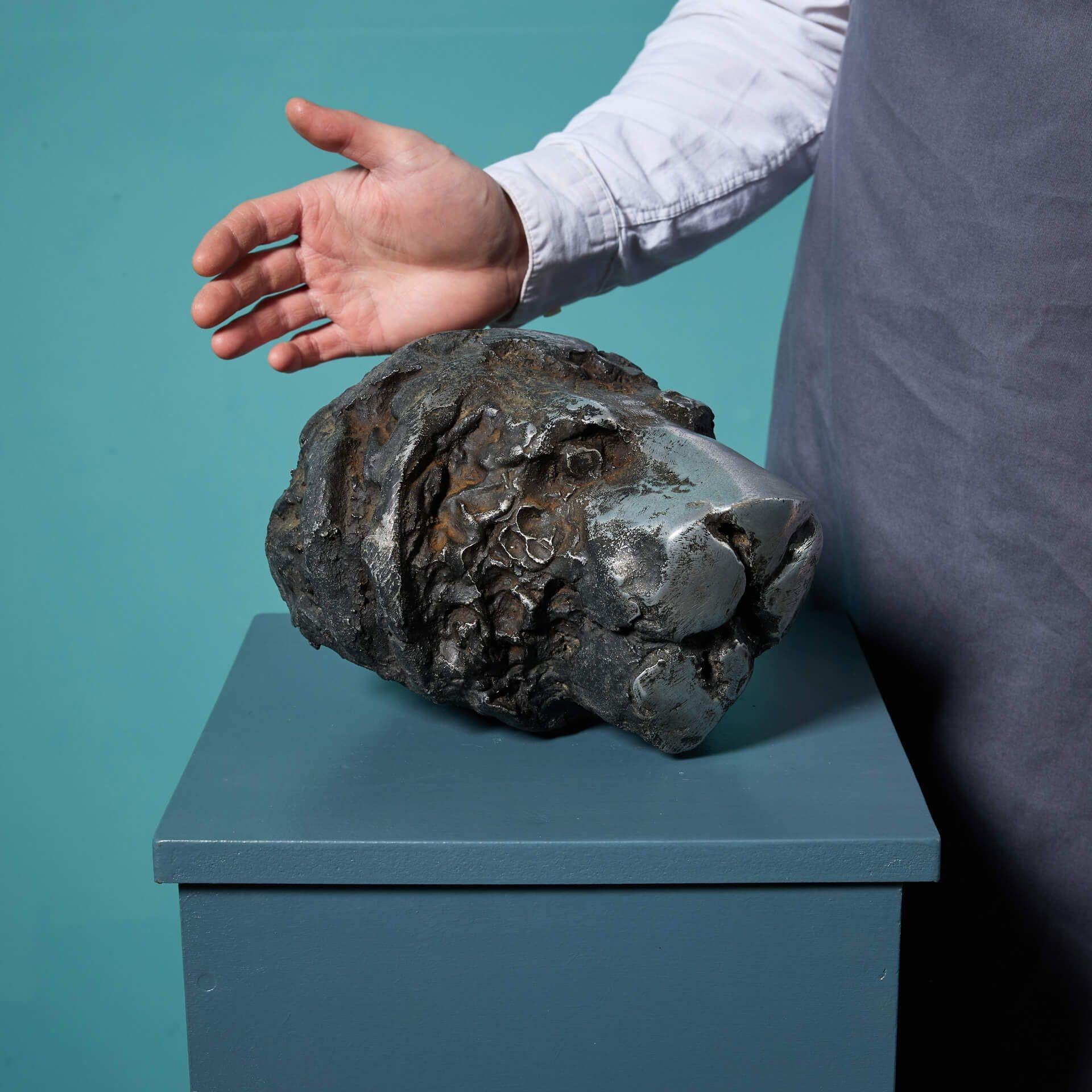 Una scultura in acciaio inossidabile intitolata 
