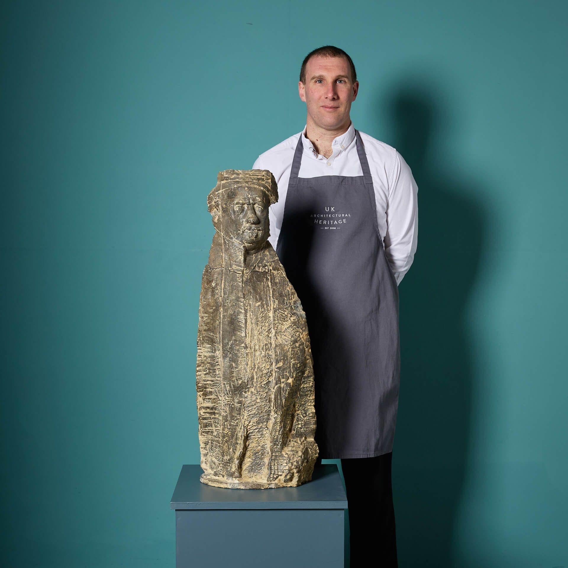 Une maquette originale patinée du portrait de Rembrandt par le célèbre sculpteur britannique John W. Mills.


Réalisée en ciment fondu - un matériau dont l'artiste a publié un livre détaillant l'utilisation pour la sculpture en 1959 (photo) - cette