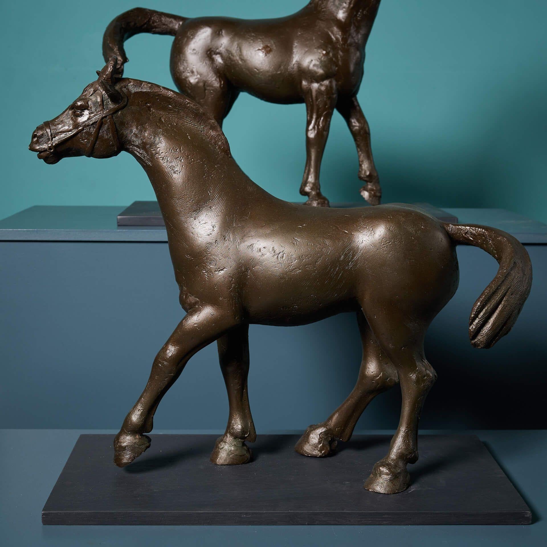John W. Mills (1933-2023) Pareja de esculturas de caballos de la Tang Dynasty Inglés en venta