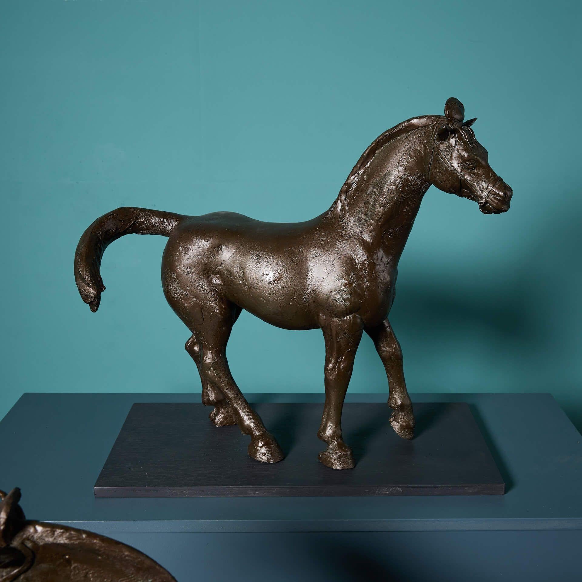 John W. Mills (1933-2023) Pareja de esculturas de caballos de la Tang Dynasty siglo XX en venta