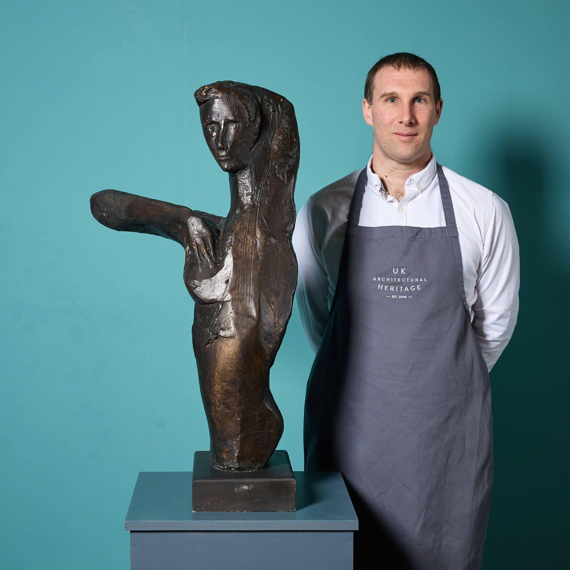 Una maquette in resina patinata di un nudo femminile a mezza lunghezza dell'acclamato scultore britannico John W. Mills.

Questo pezzo, che fa parte della serie di nudi femminili, ritrae la figura in una posa suggestiva, mostrata in uno stile