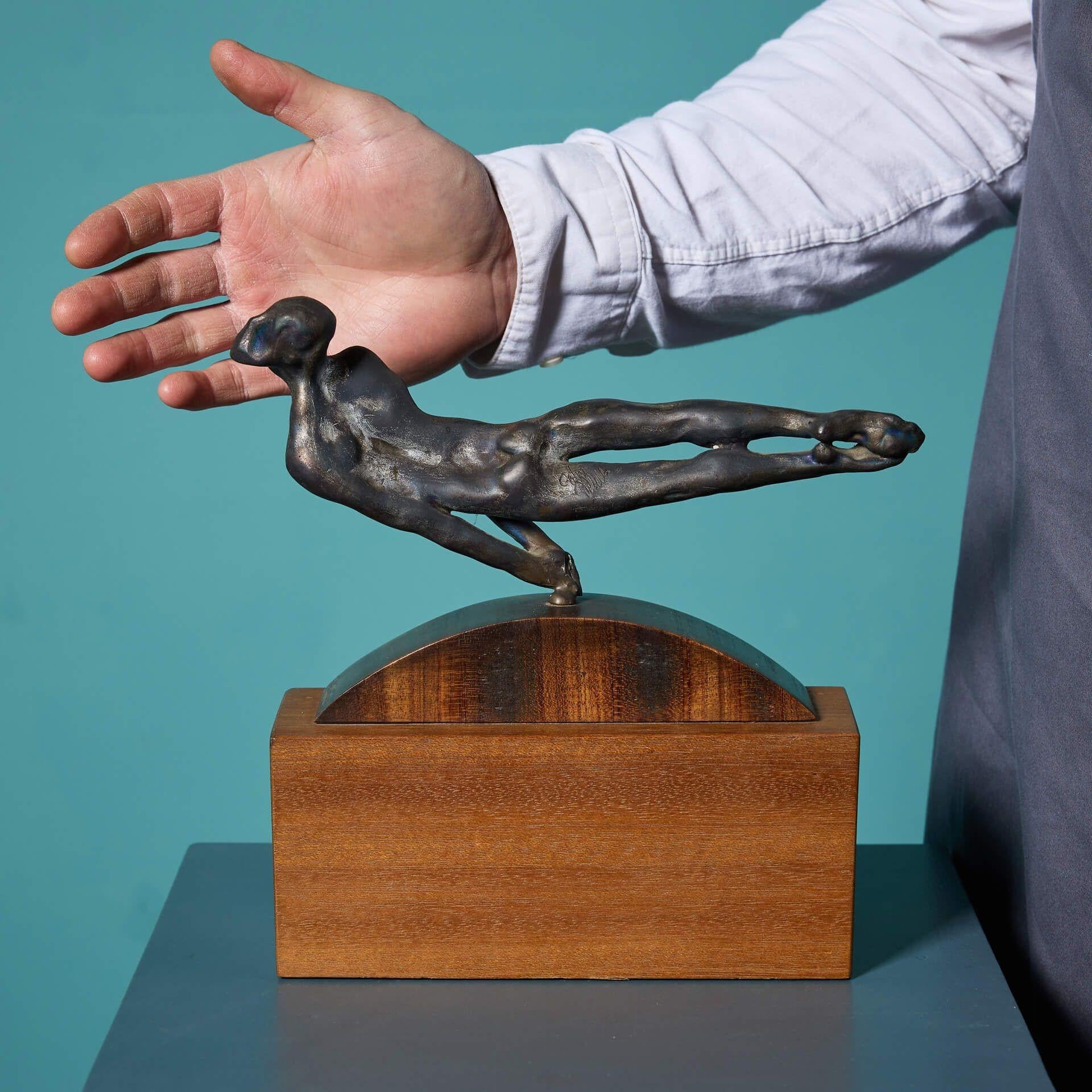 Una scultura da tavolo in bronzo dal titolo 