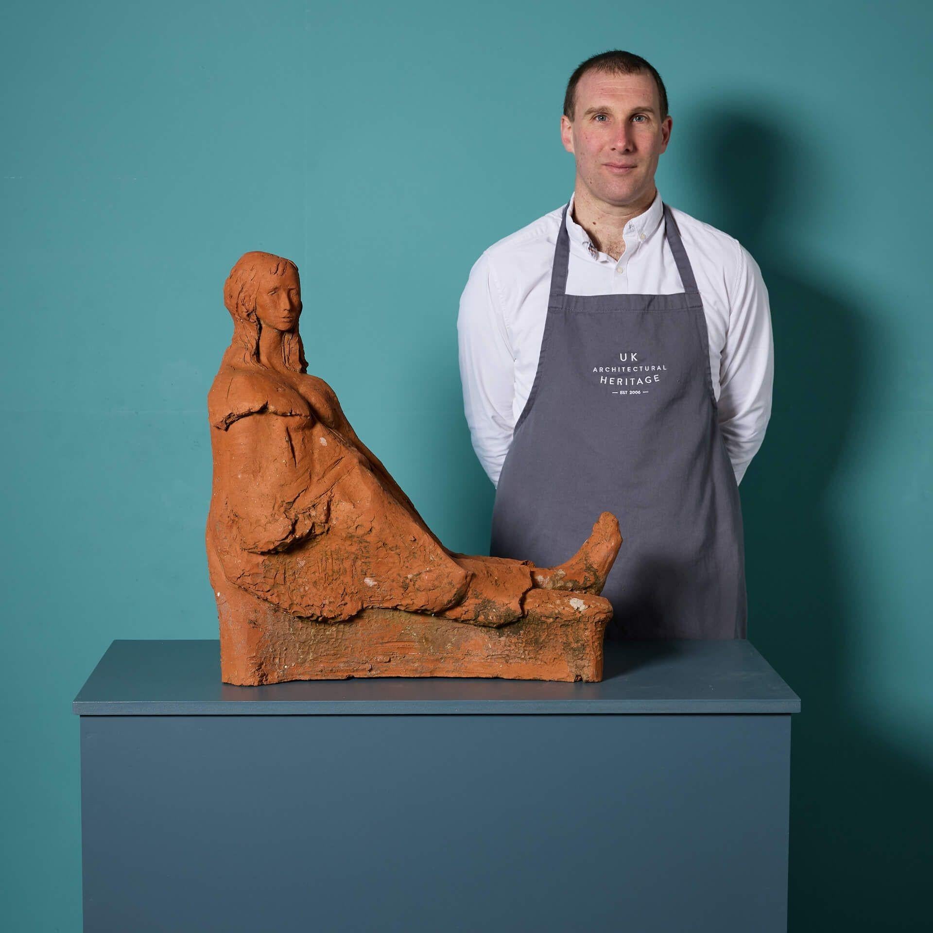Una maquette originale in terracotta realizzata dallo scultore britannico John W. Mills, raffigurante una donna sdraiata.
 
Questa scultura figurativa, realizzata nel 1980 circa, sarebbe stata creata dall'artista come modello per il bronzo più