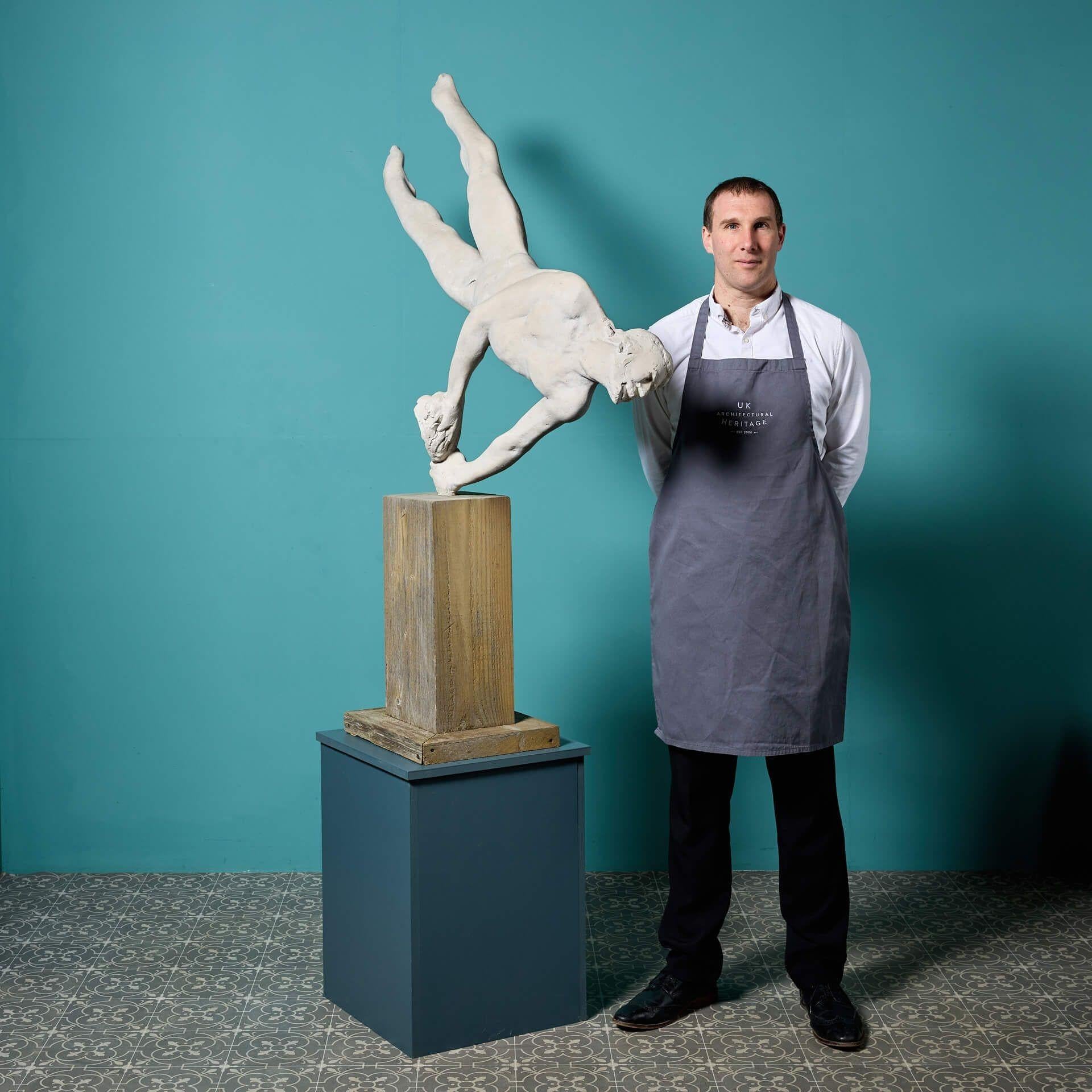 Una grande scultura figurata patinata intitolata 