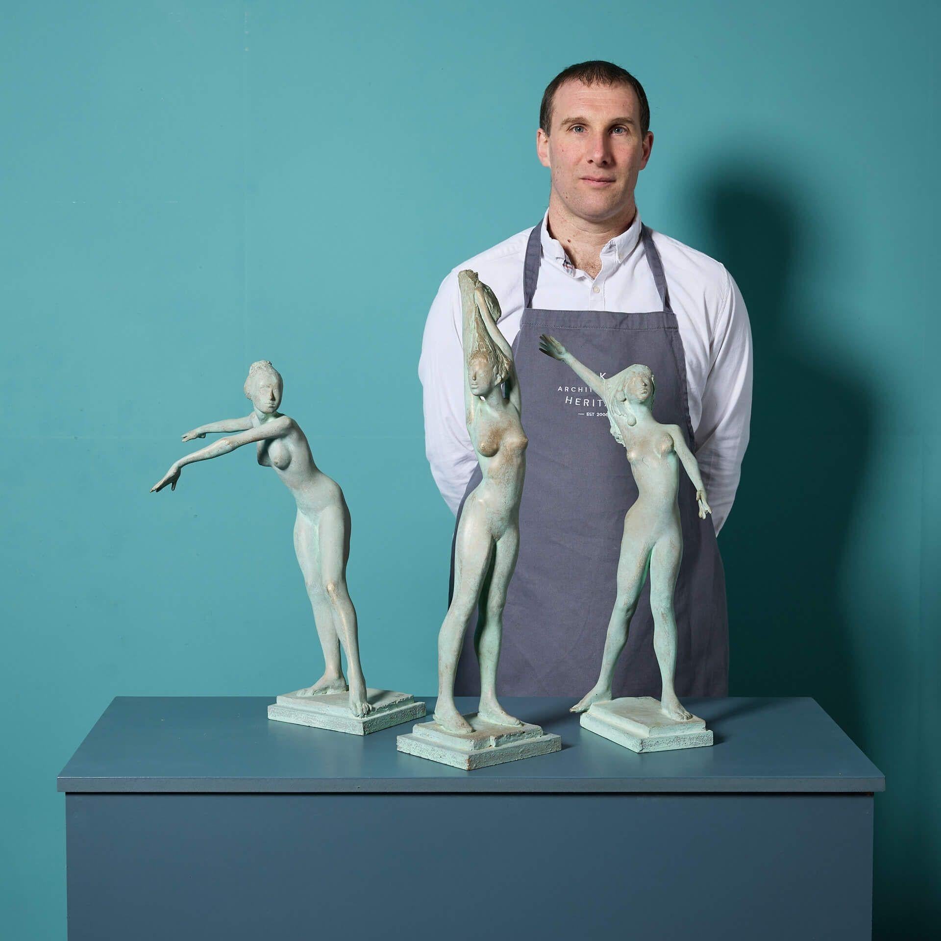 Un set di tre sculture di danzatrici dell'acclamato scultore britannico John W. Mills. Realizzata in resina con finitura patinata, ogni figura poggia su una base integrale a gradini ed è firmata a matita dall'artista.

Insieme, il Trio è un elegante