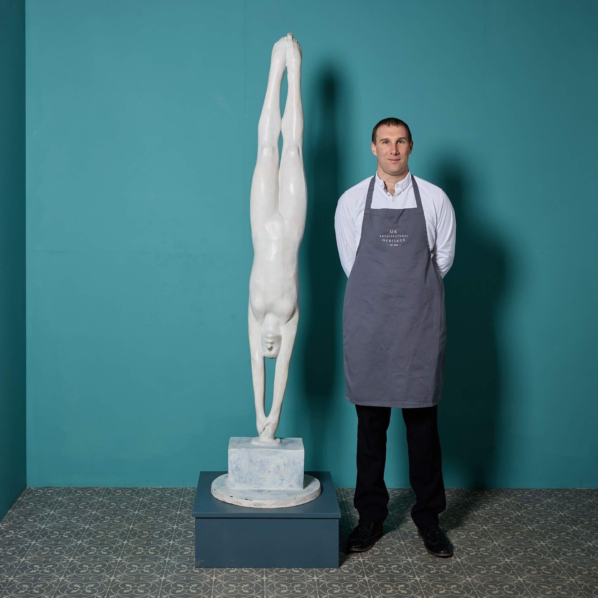 Un'insolita scultura in resina patinata intitolata 