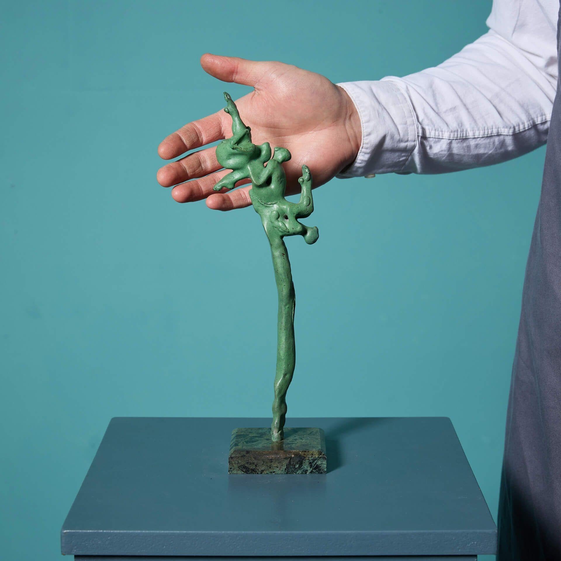 Un'interessante scultura da tavolo in bronzo verde patinato intitolata 