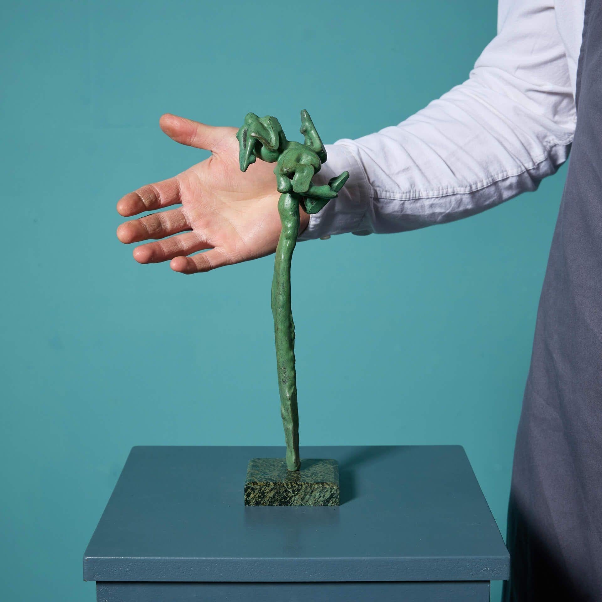 Un'interessante scultura da tavolo in bronzo verde patinato intitolata 