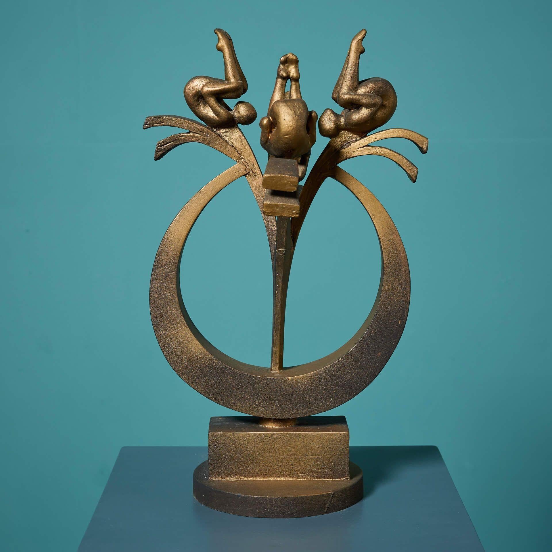 John W. Mills (1933-2023) Escultura de buzos sincronizados Resina en venta