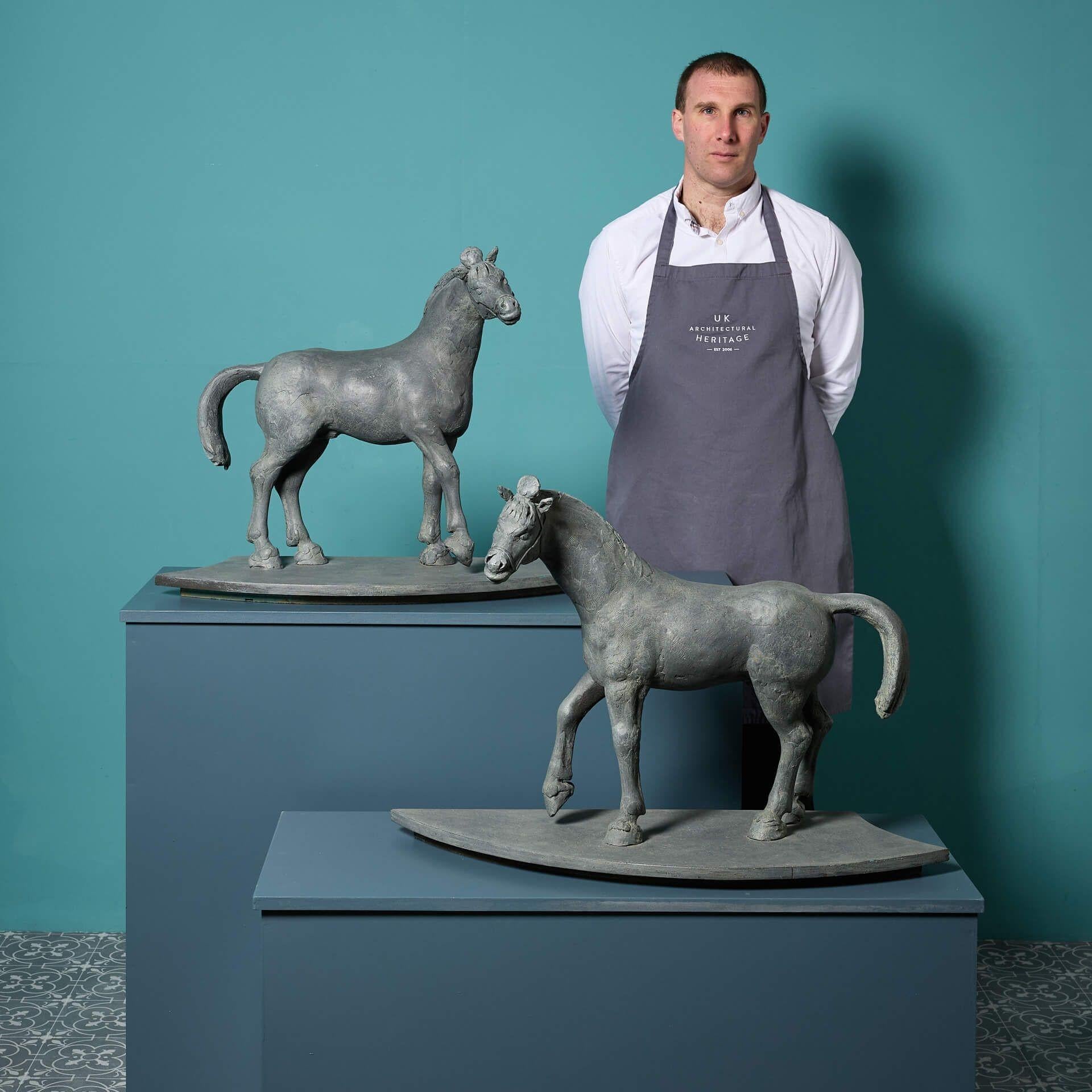 Una spettacolare coppia di sculture di cavalli in stile Tang Dynasty montate su basi di legno sagomate dall'acclamato scultore britannico John W. Mills.

I cavalli dell'antica Tang Dynasty simboleggiavano prestigio e maestosità e spesso venivano