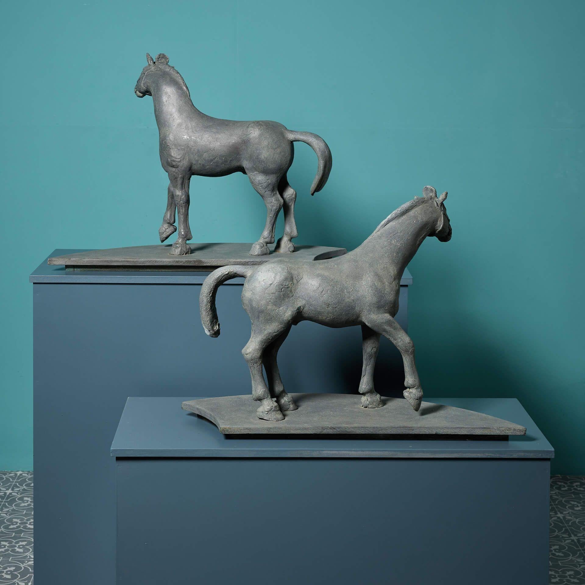 Mid-Century moderno John W. Mills (1933-2023) Due sculture di cavallo Tang Dynasty in vendita