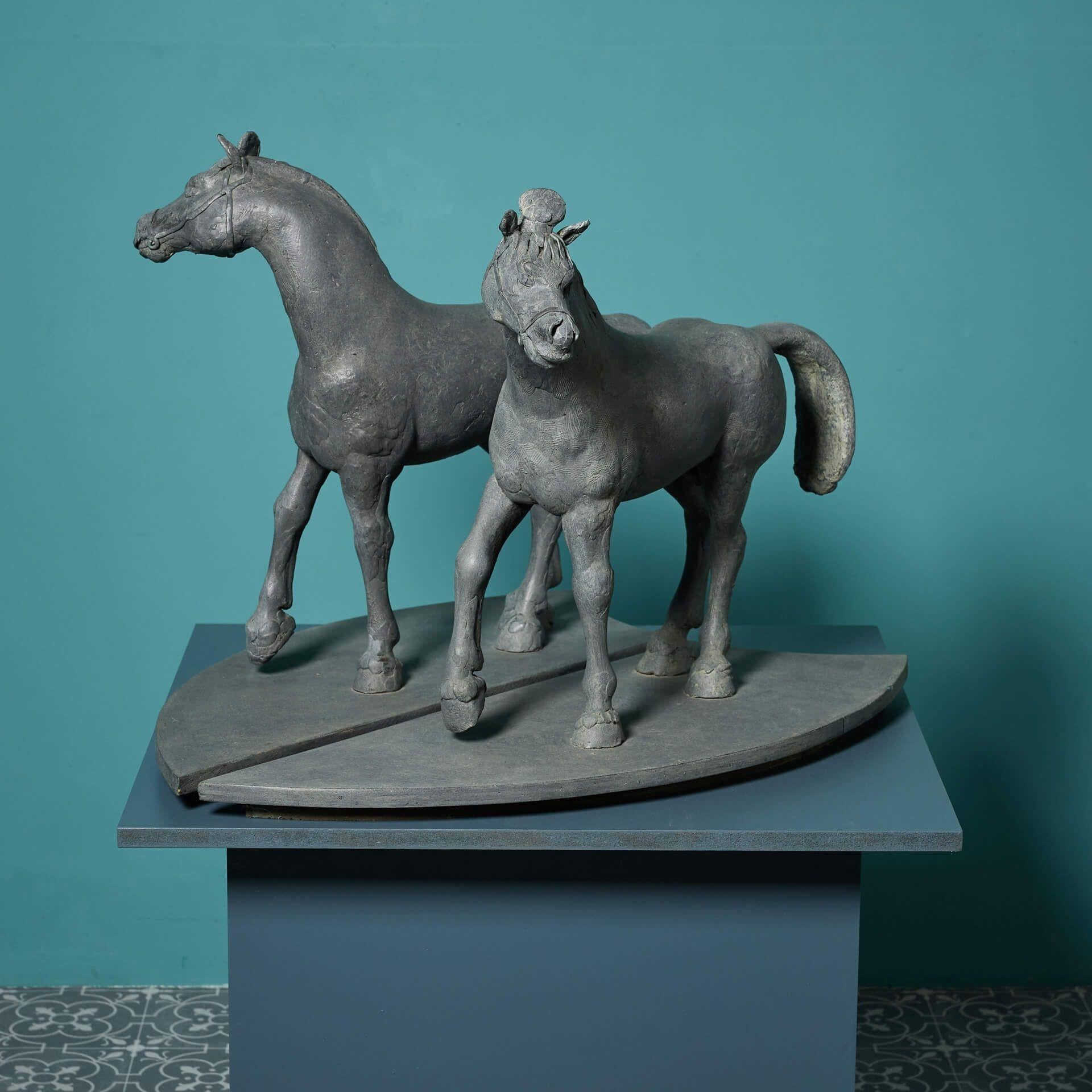 Inglese John W. Mills (1933-2023) Due sculture di cavallo Tang Dynasty in vendita