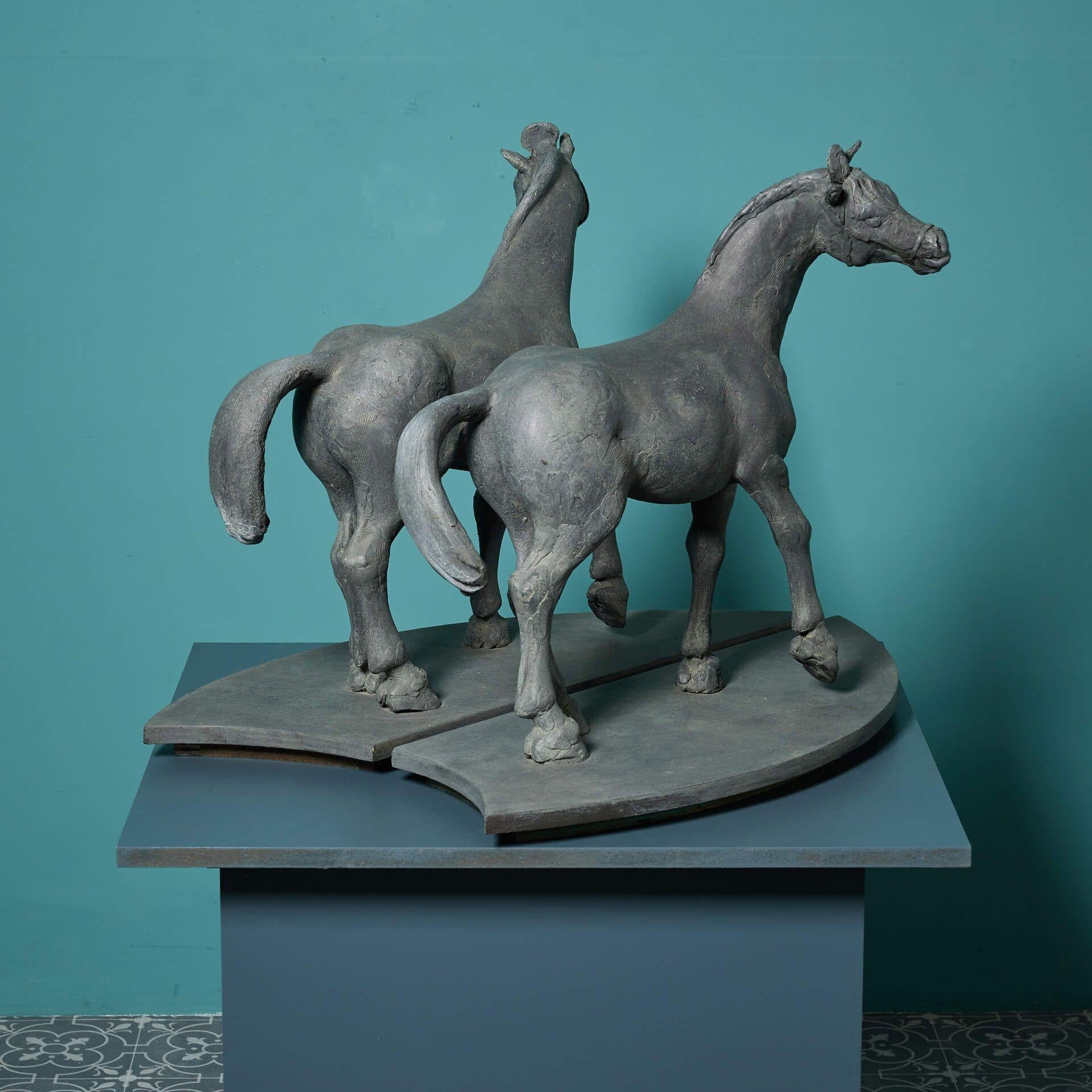 John W. Mills (1933-2023) Due sculture di cavallo Tang Dynasty In condizioni discrete in vendita a Wormelow, Herefordshire