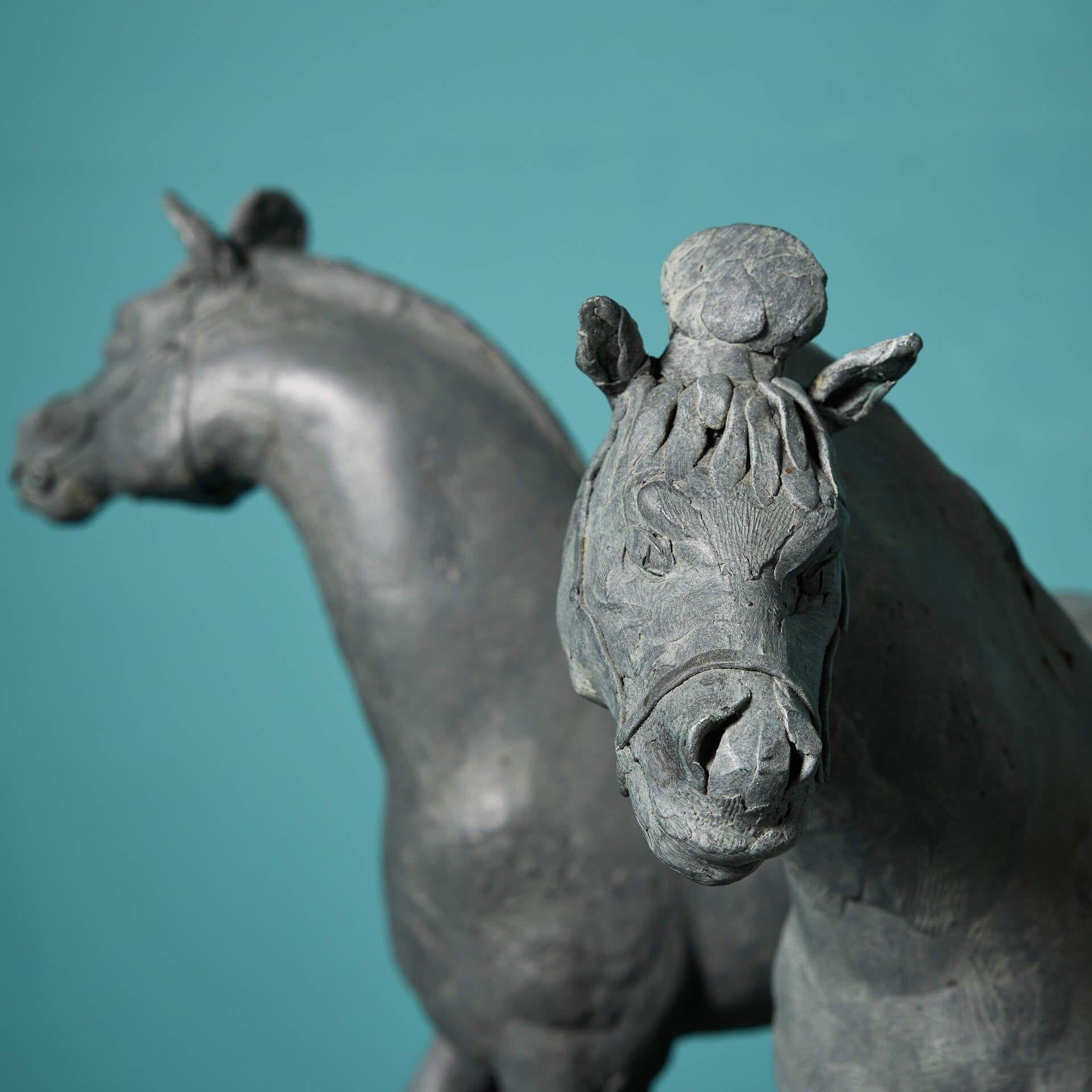 XX secolo John W. Mills (1933-2023) Due sculture di cavallo Tang Dynasty in vendita