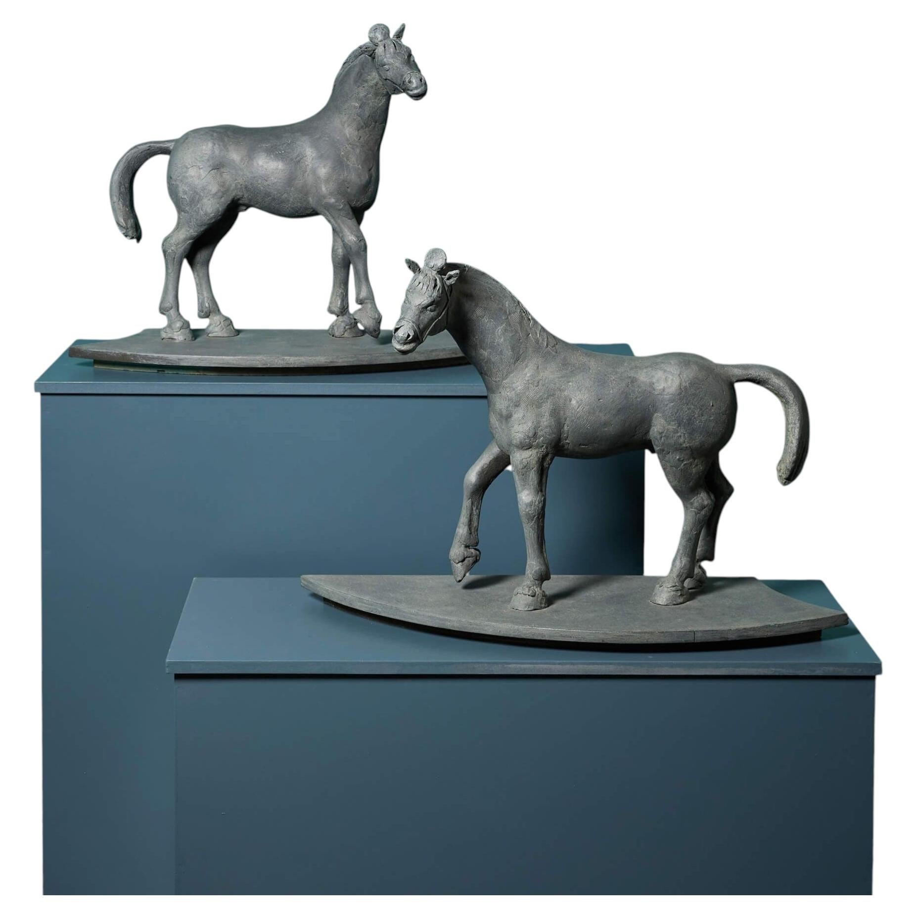 John W. Mills (1933-2023) Due sculture di cavallo Tang Dynasty in vendita