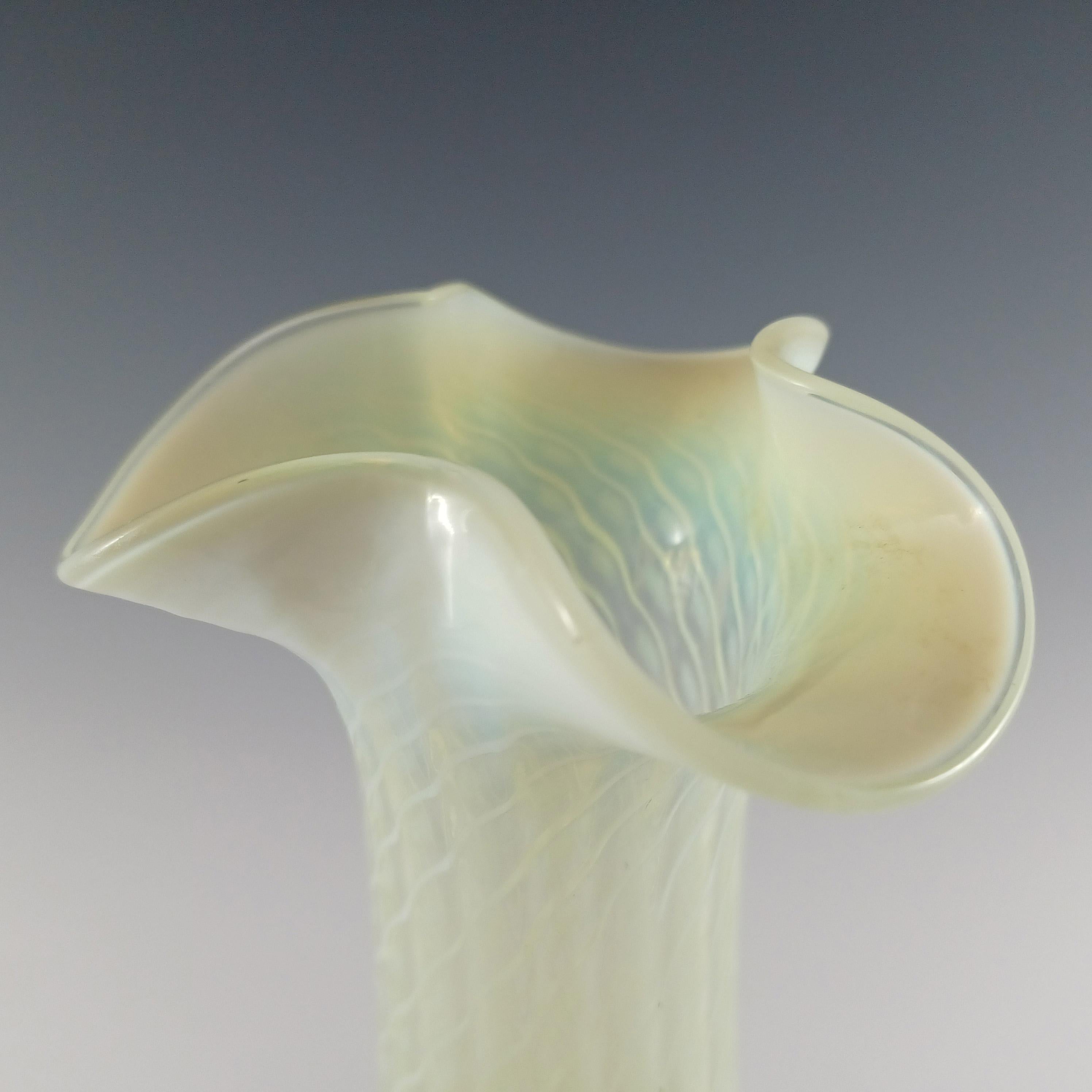 John Walsh Vaseline / Uranium Opalisierendes Glas „Spiralling Dots“ Vase im Angebot 3