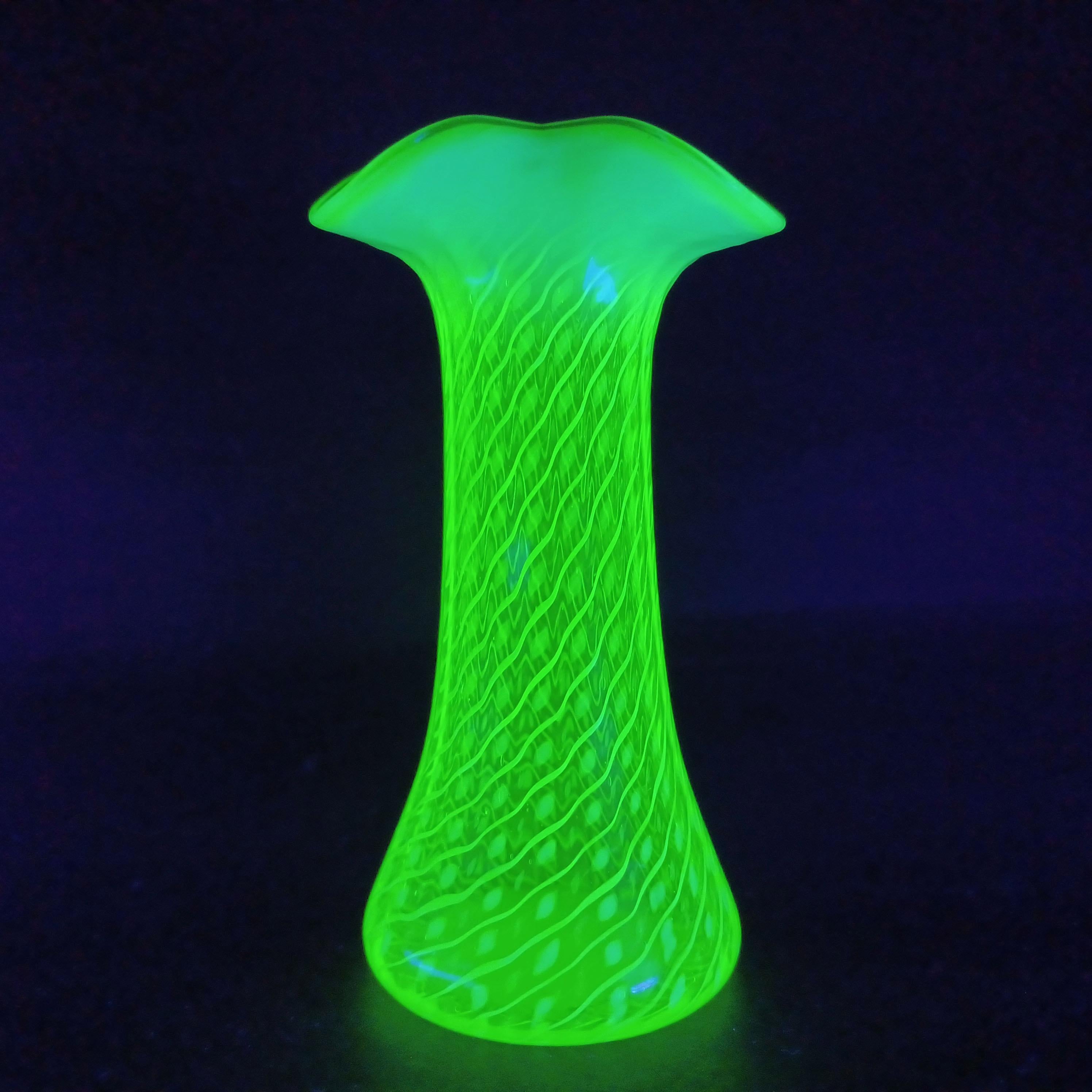John Walsh Vaseline / Uranium Opalisierendes Glas „Spiralling Dots“ Vase (Viktorianisch) im Angebot