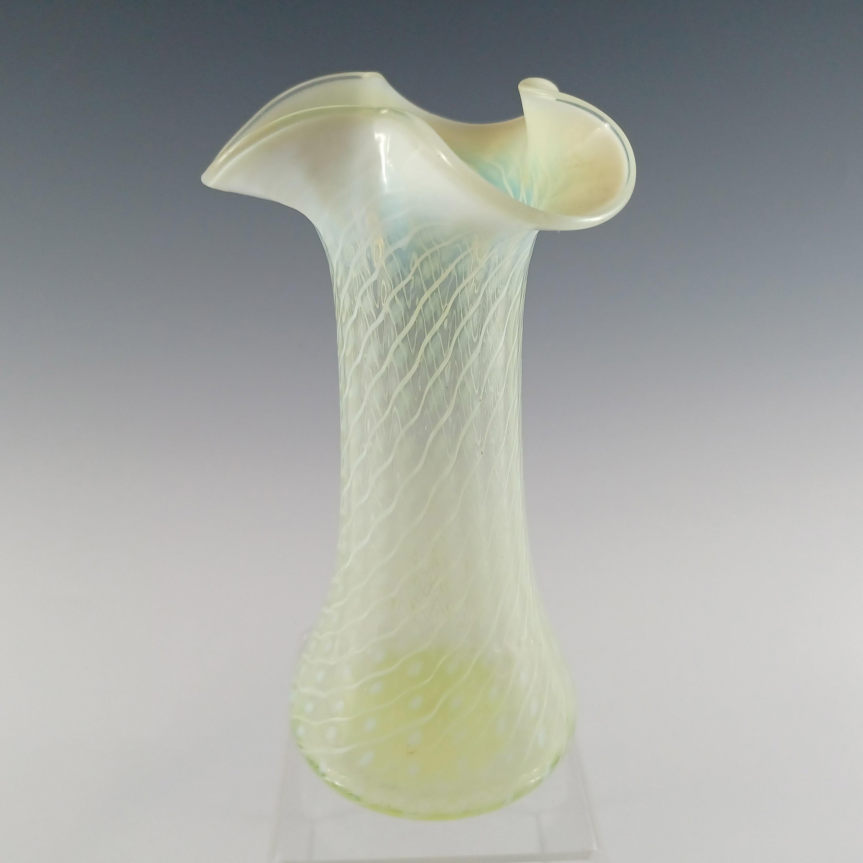 John Walsh Vaseline / Uranium Opalisierendes Glas „Spiralling Dots“ Vase (Britisch) im Angebot