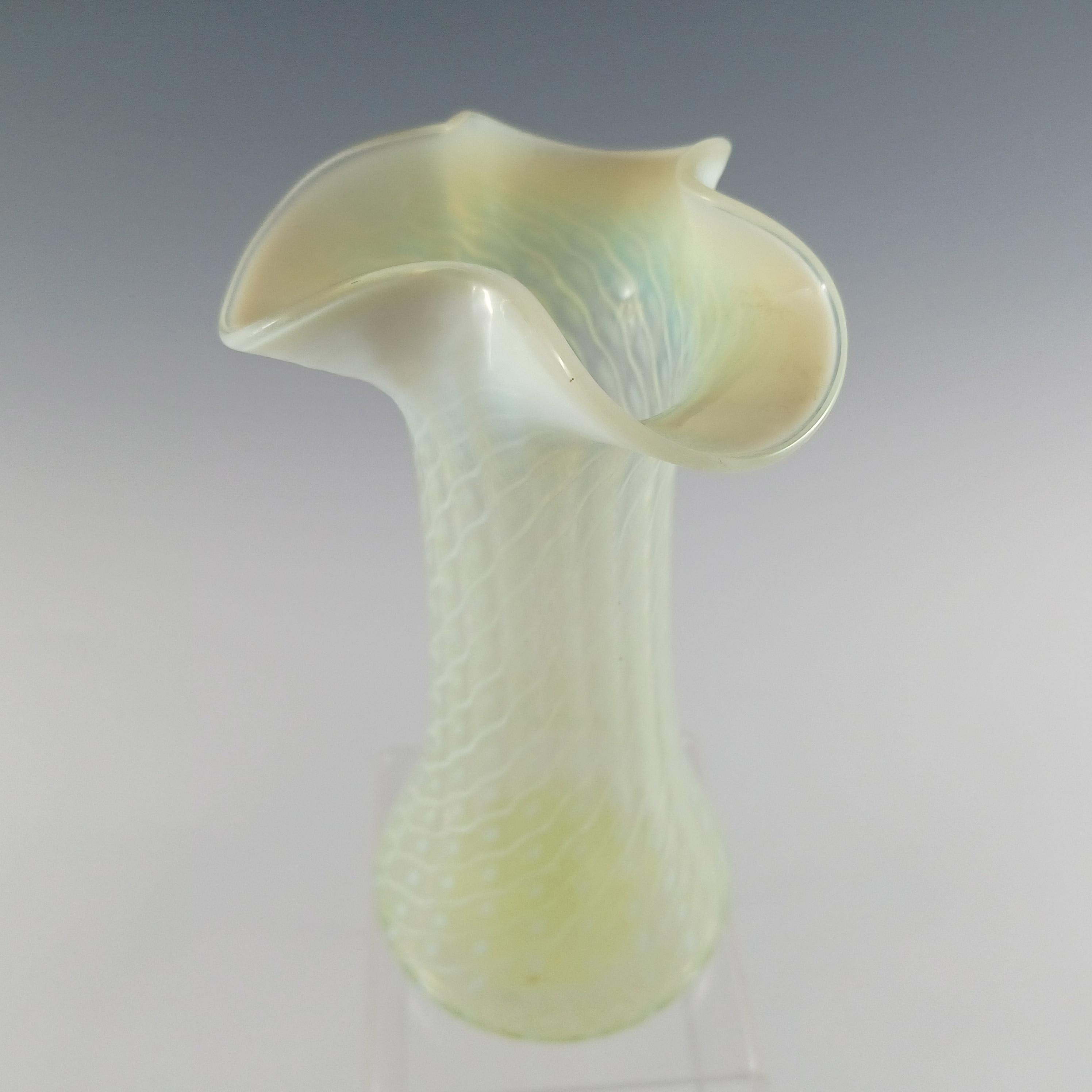 John Walsh Vaseline / Uranium Opalisierendes Glas „Spiralling Dots“ Vase (Handgefertigt) im Angebot