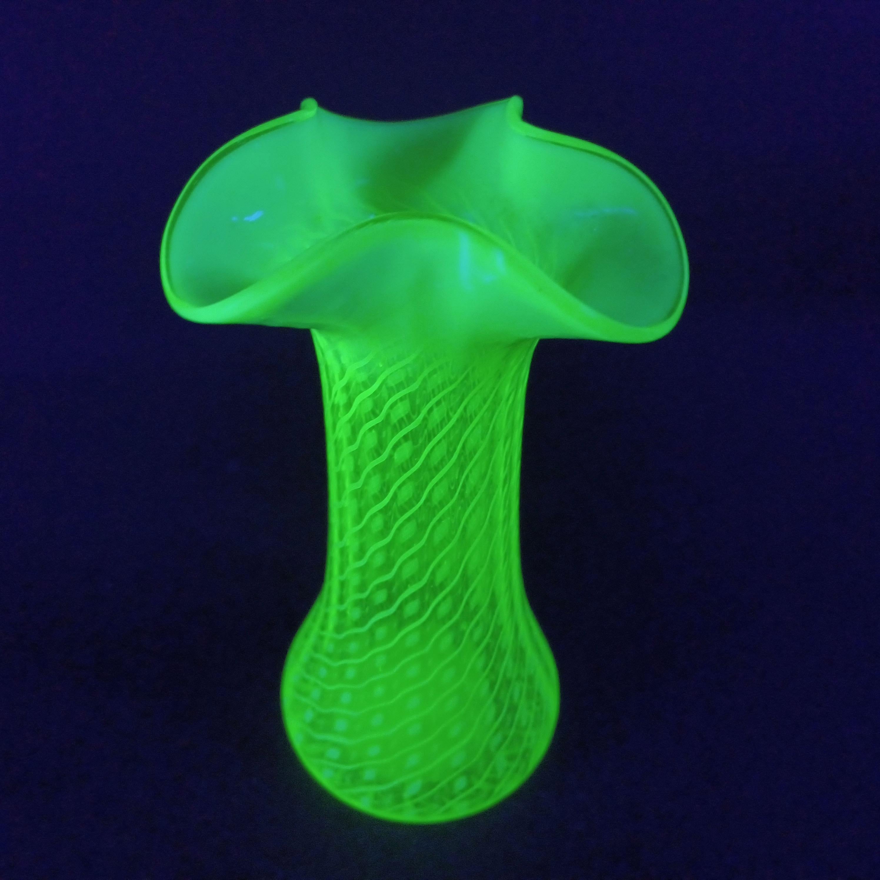 John Walsh Vaseline / Uranium Opalisierendes Glas „Spiralling Dots“ Vase im Zustand „Gut“ im Angebot in Bolton, GB