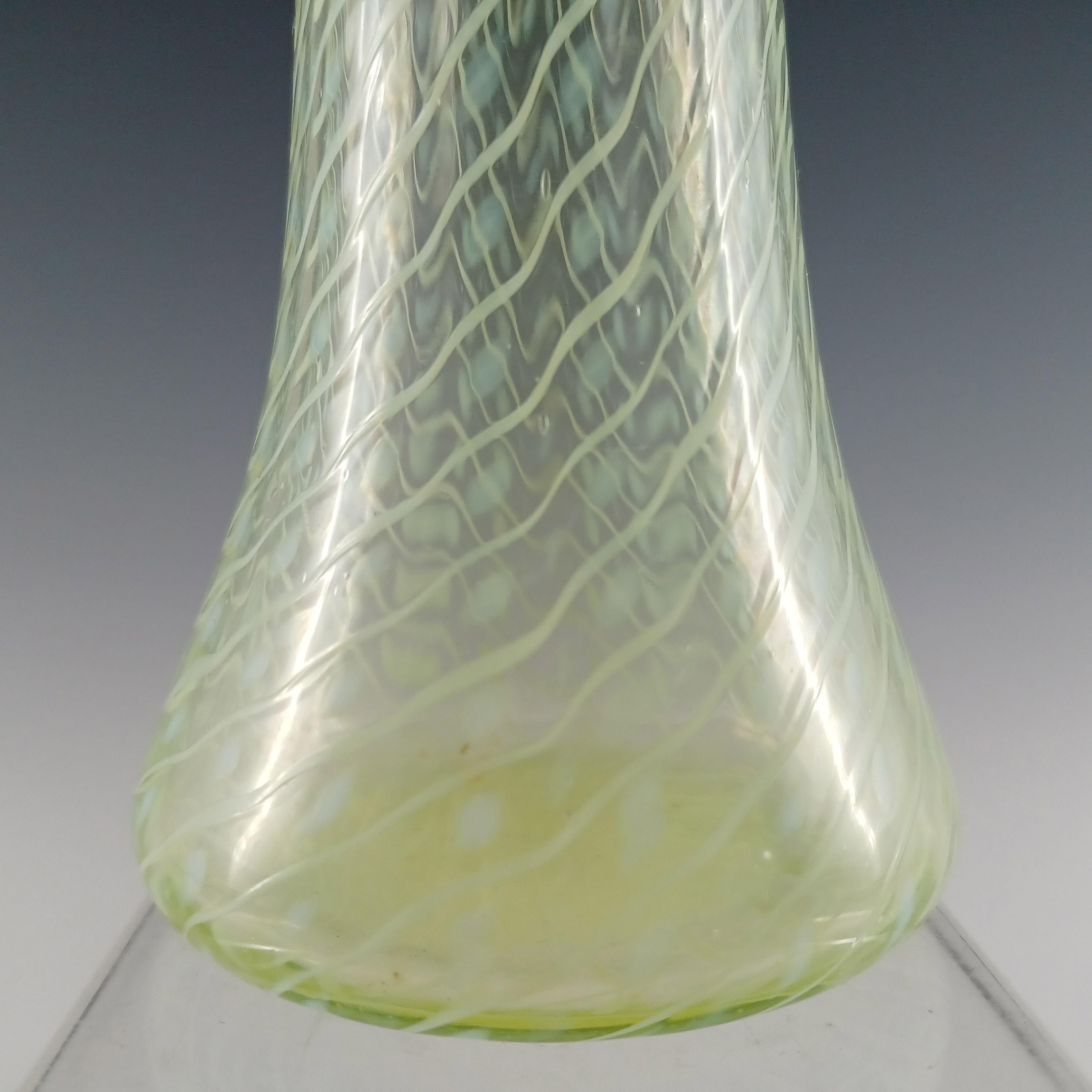 John Walsh Vaseline / Uranium Opalisierendes Glas „Spiralling Dots“ Vase (Spätes 19. Jahrhundert) im Angebot