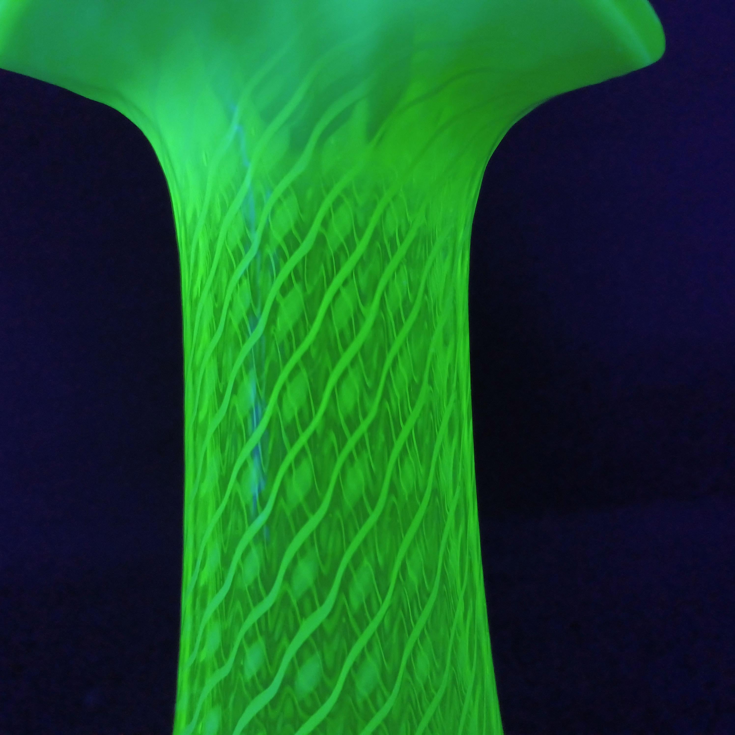John Walsh Vaseline / Uranium Opalisierendes Glas „Spiralling Dots“ Vase im Angebot 2