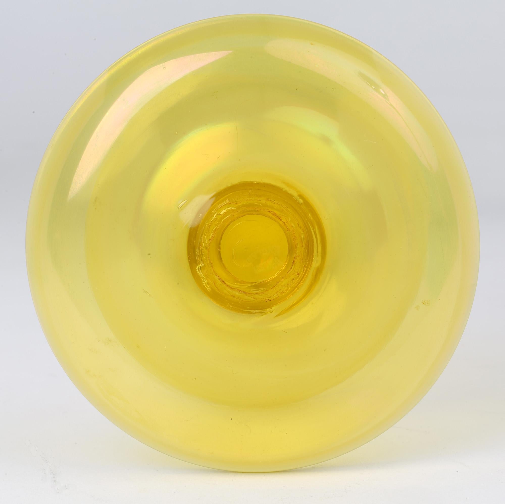 Anglais John Walsh Walsh - Bol à pied en verre irisé Art Déco anglais Sunbeam en vente
