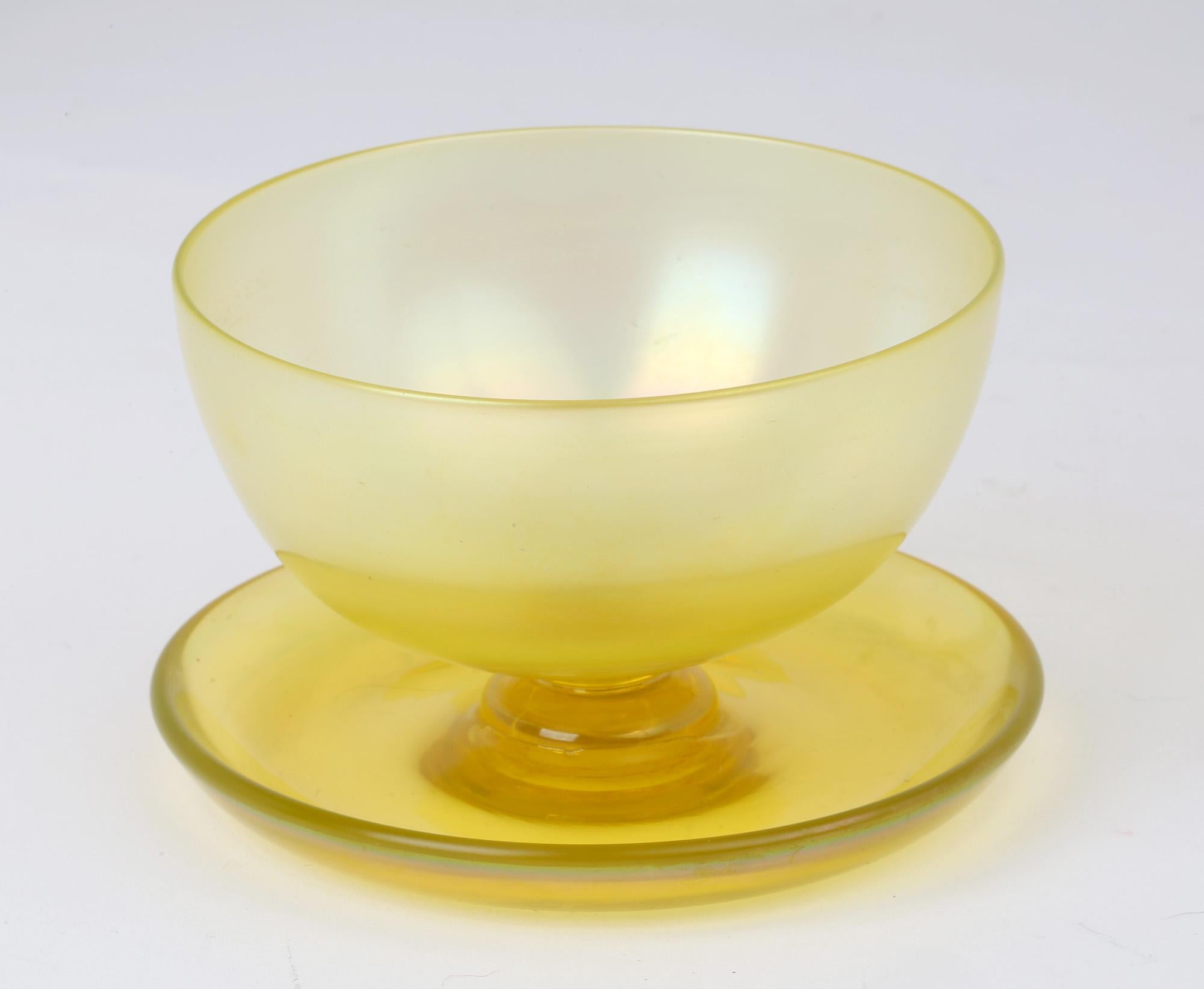 John Walsh Walsh - Bol à pied en verre irisé Art Déco anglais Sunbeam en vente 1