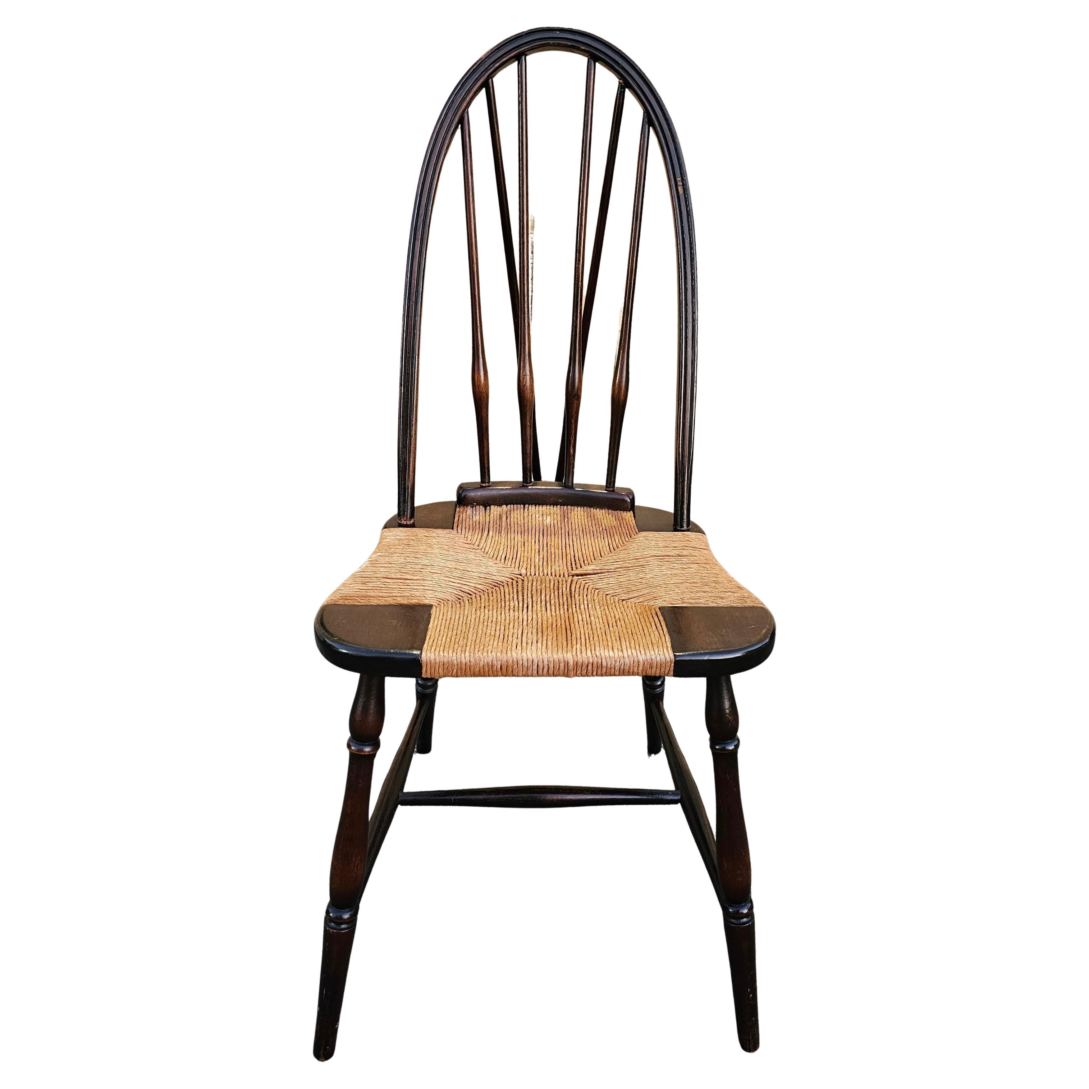 Un mobile in stile Windsor inglese di John Wanamaker, tra la fine del XIX secolo e l'inizio del XX secolo, in legno di noce e giunco.  Sedia con schienale in ottone
Misura 17