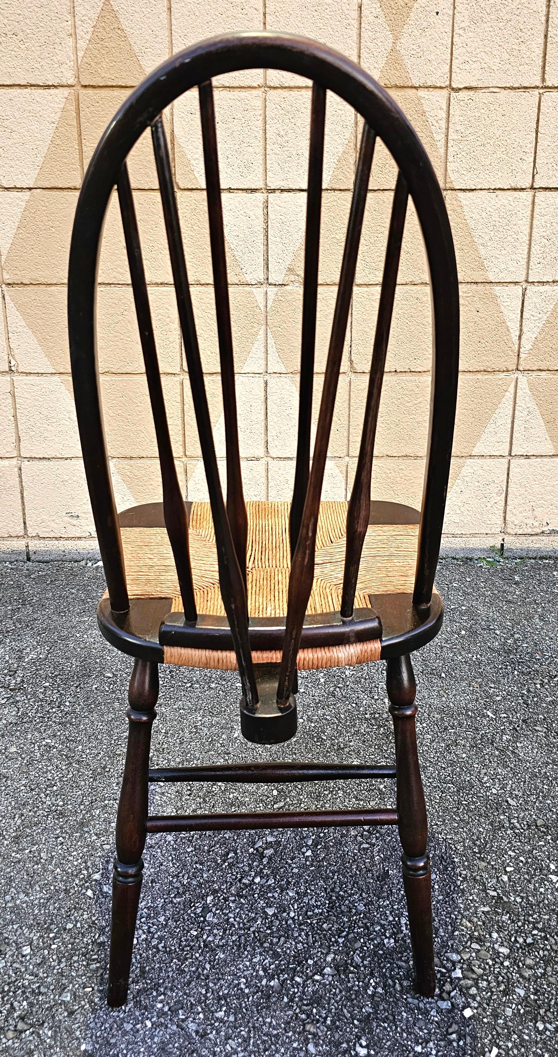 Jonc John Wanamaker English Windsor Walnut and Rush (Noyer et jonc)  Chaise à dossier en laiton, Circa 1900s en vente