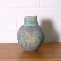 John Ward, Vaso rotondo con collo squadrato, motivi turchesi incisi, firmato