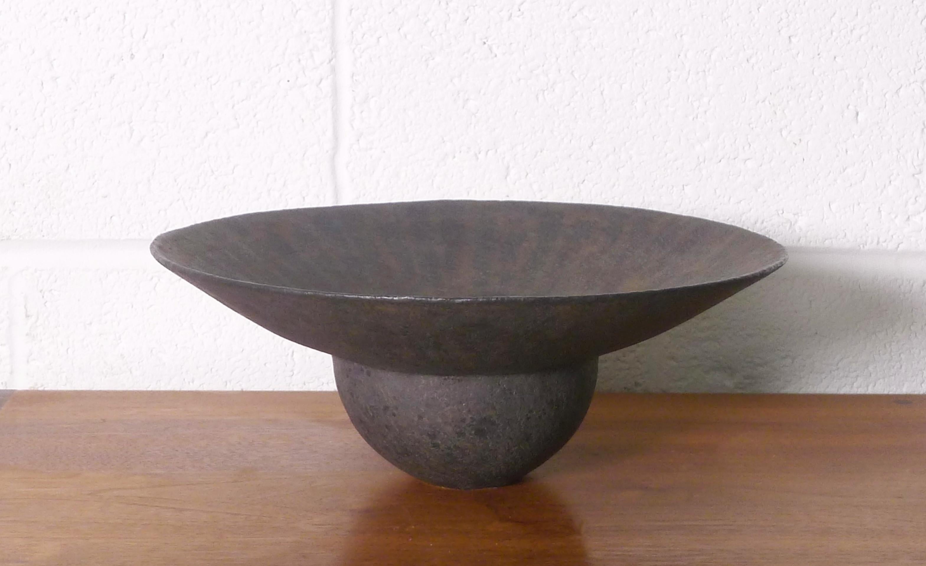 JOHN WARD (BRITANNICO, 1938-2023)
Ciotola in gres con bordo largo e flangiato
smalti scuri con disegno a strisce
sigillo JW impresso
36 cm di diametro, 13,5 cm di altezza
Le condizioni sono eccellenti, senza danni o restauri evidenti.
