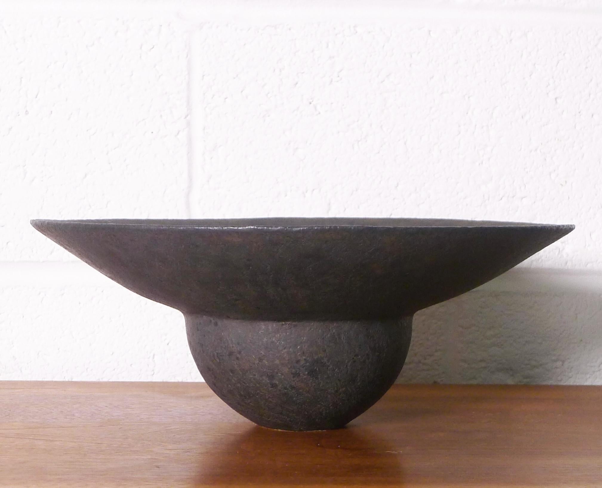 Moderno John Ward, Ciotola in gres con bordo largo e flangiato, Ceramica di Studio Britannica in vendita