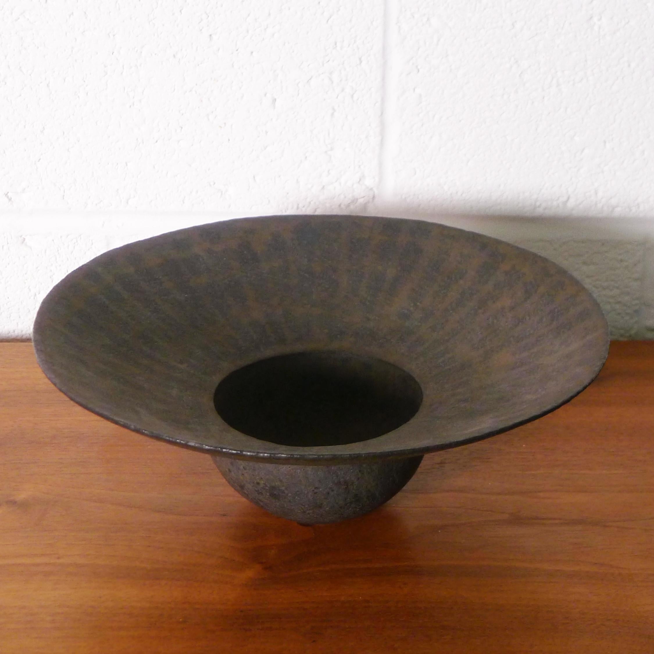 Britannico John Ward, Ciotola in gres con bordo largo e flangiato, Ceramica di Studio Britannica in vendita