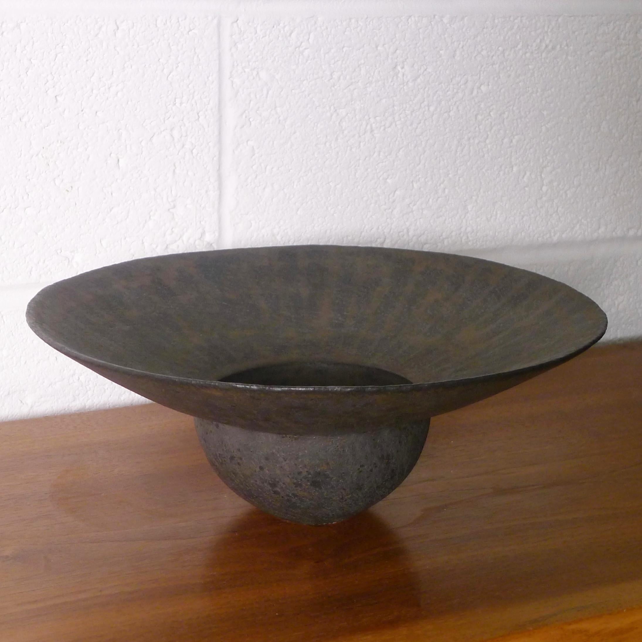 John Ward, Ciotola in gres con bordo largo e flangiato, Ceramica di Studio Britannica In condizioni ottime in vendita a Wargrave, Berkshire
