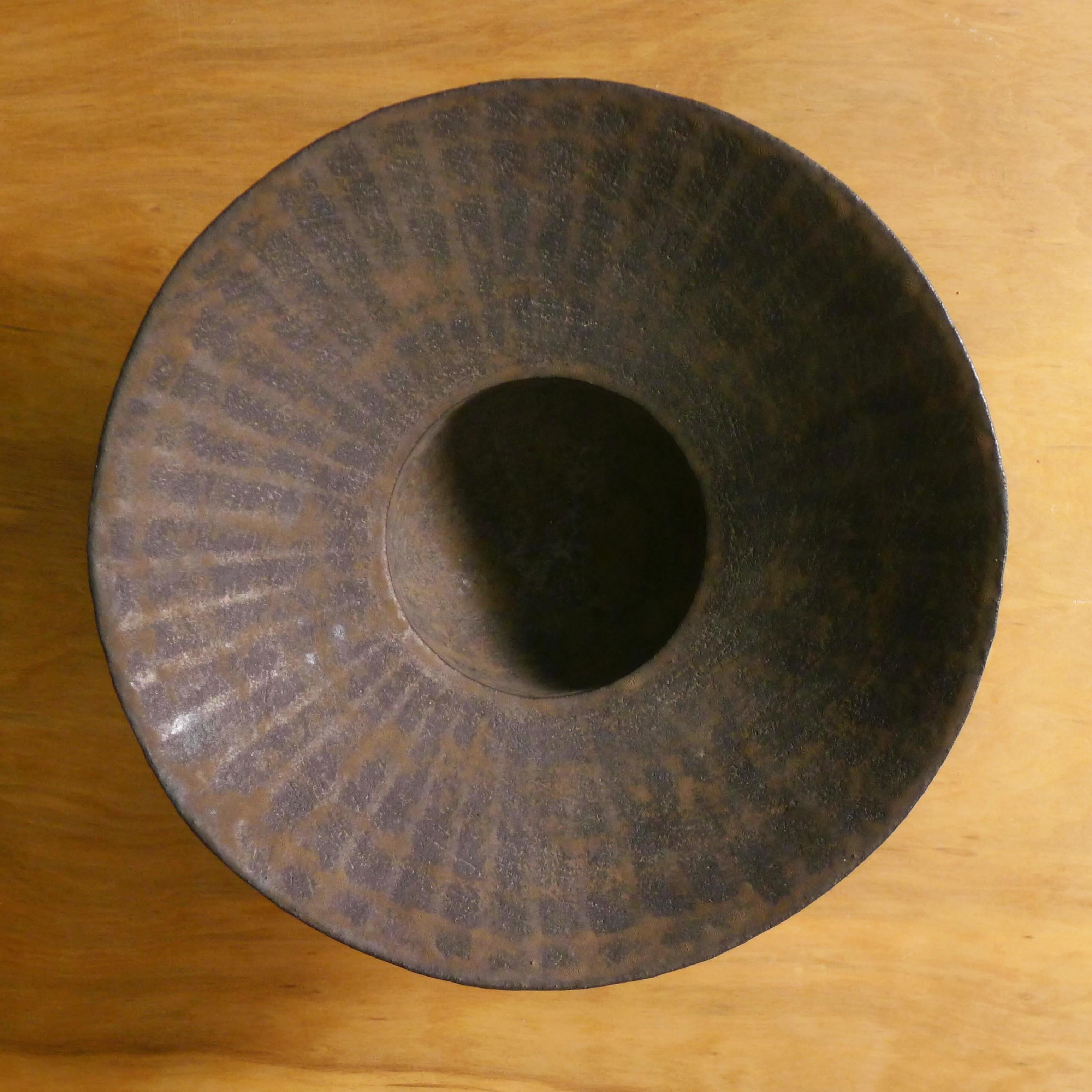 Grès porcellanato John Ward, Ciotola in gres con bordo largo e flangiato, Ceramica di Studio Britannica in vendita