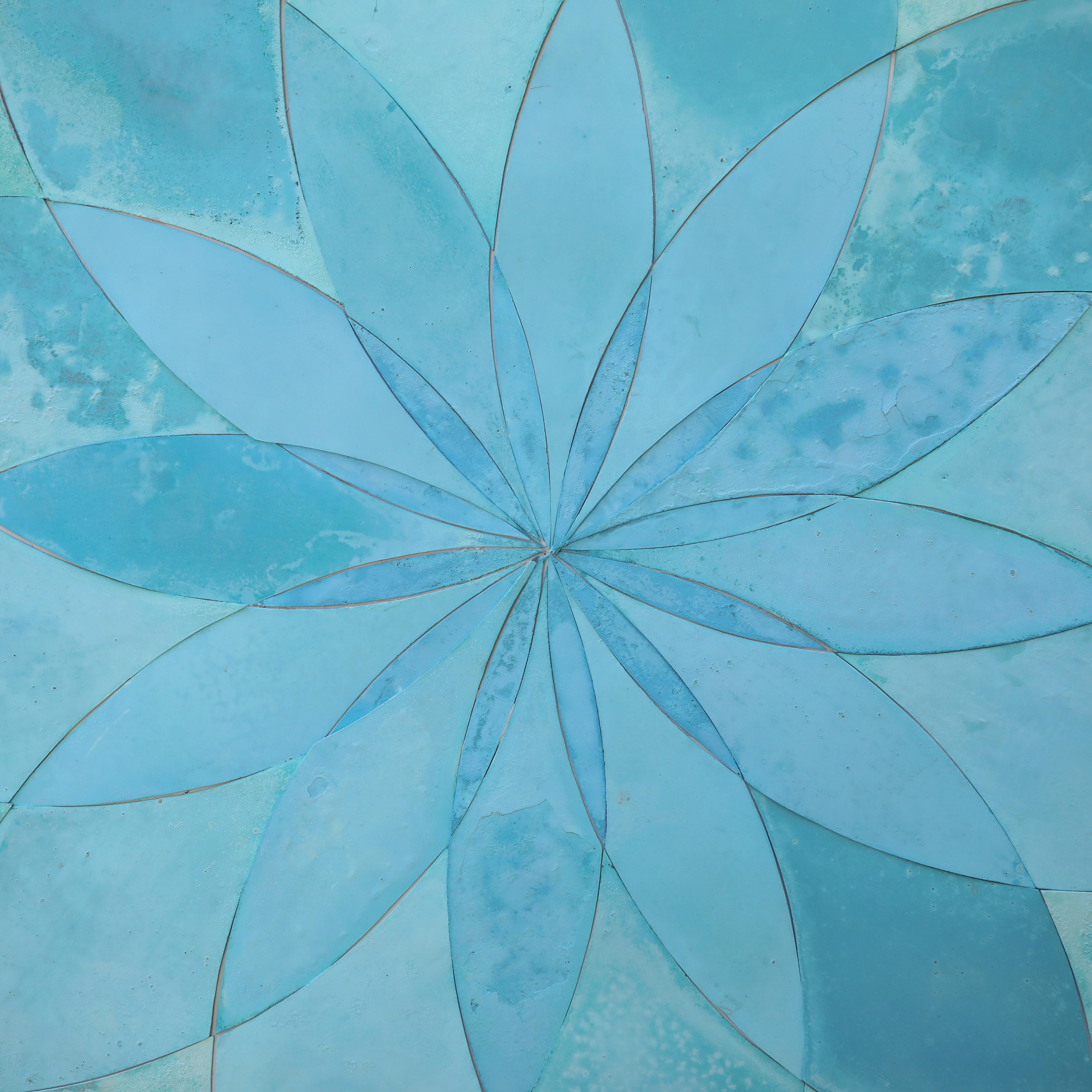 Cerchi geometrici - Mosaico astratto in rame da parete blu - Sculpture di John Whitmarsh