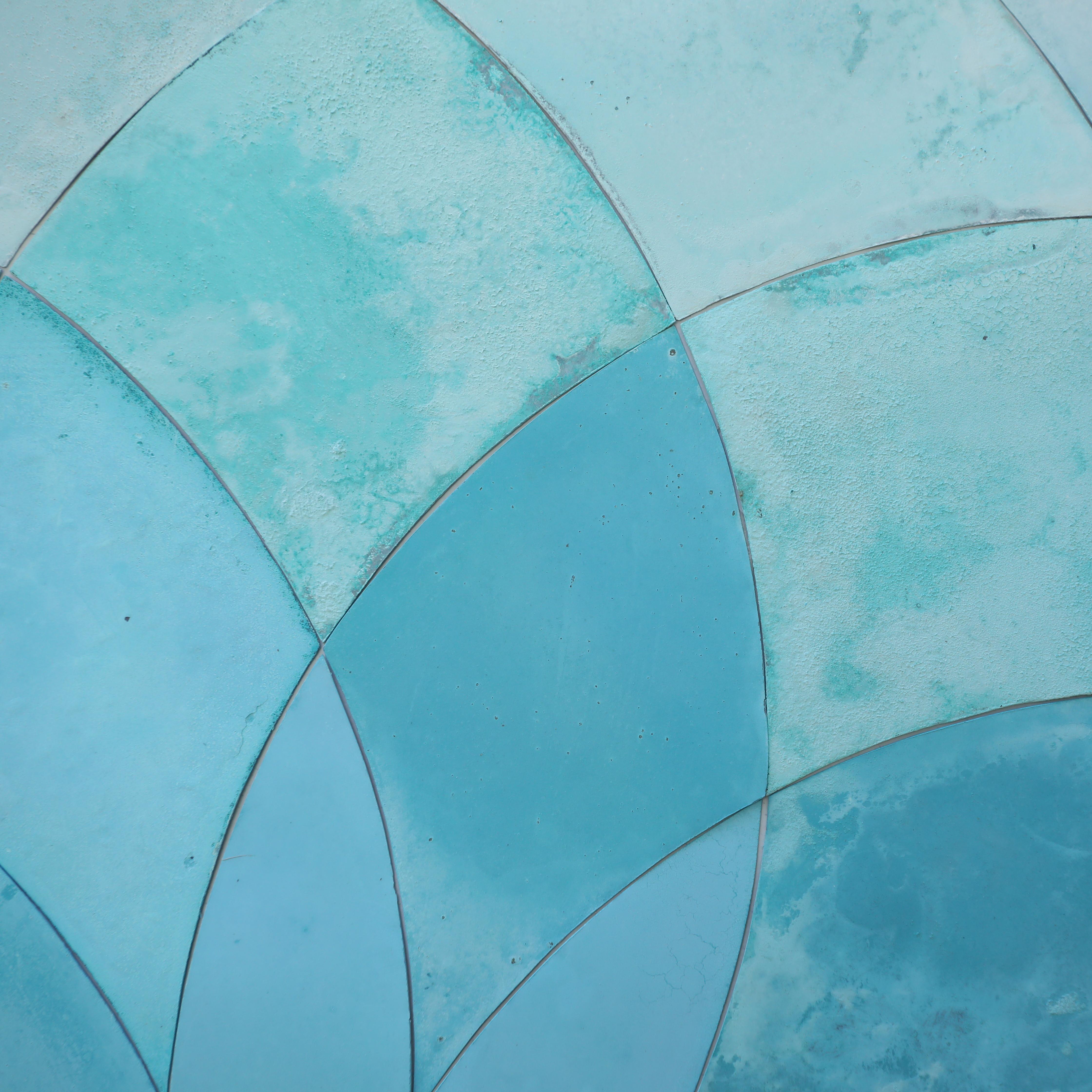 Cerchi geometrici - Mosaico astratto in rame da parete blu in vendita 1