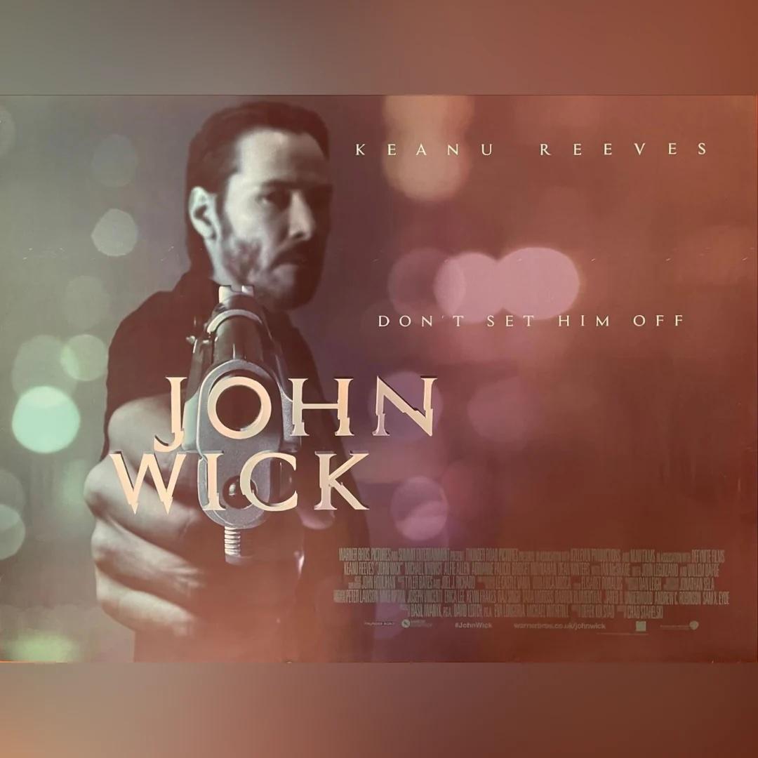 John Wick (2014)
Original British Quad (30 X 40 Zoll)

Unglaublich selten! Der erste Film kam nur in sehr begrenztem Umfang in die Kinos, da er von Lionsgate produziert wurde, und er erlangte erst danach seinen Kultstatus. Der erste Film hat etwa 80