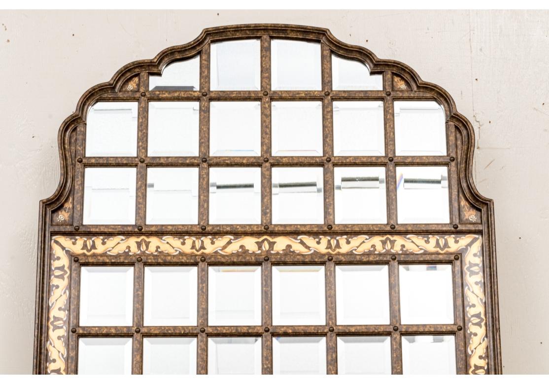 Questa specchiera in stile indiano, con la sua silhouette superiore a trabocchetto, prende in prestito la sua forma dall'architettura millenaria del subcontinente indiano, con un bordo modellato, una decorazione in finta vernice e una configurazione
