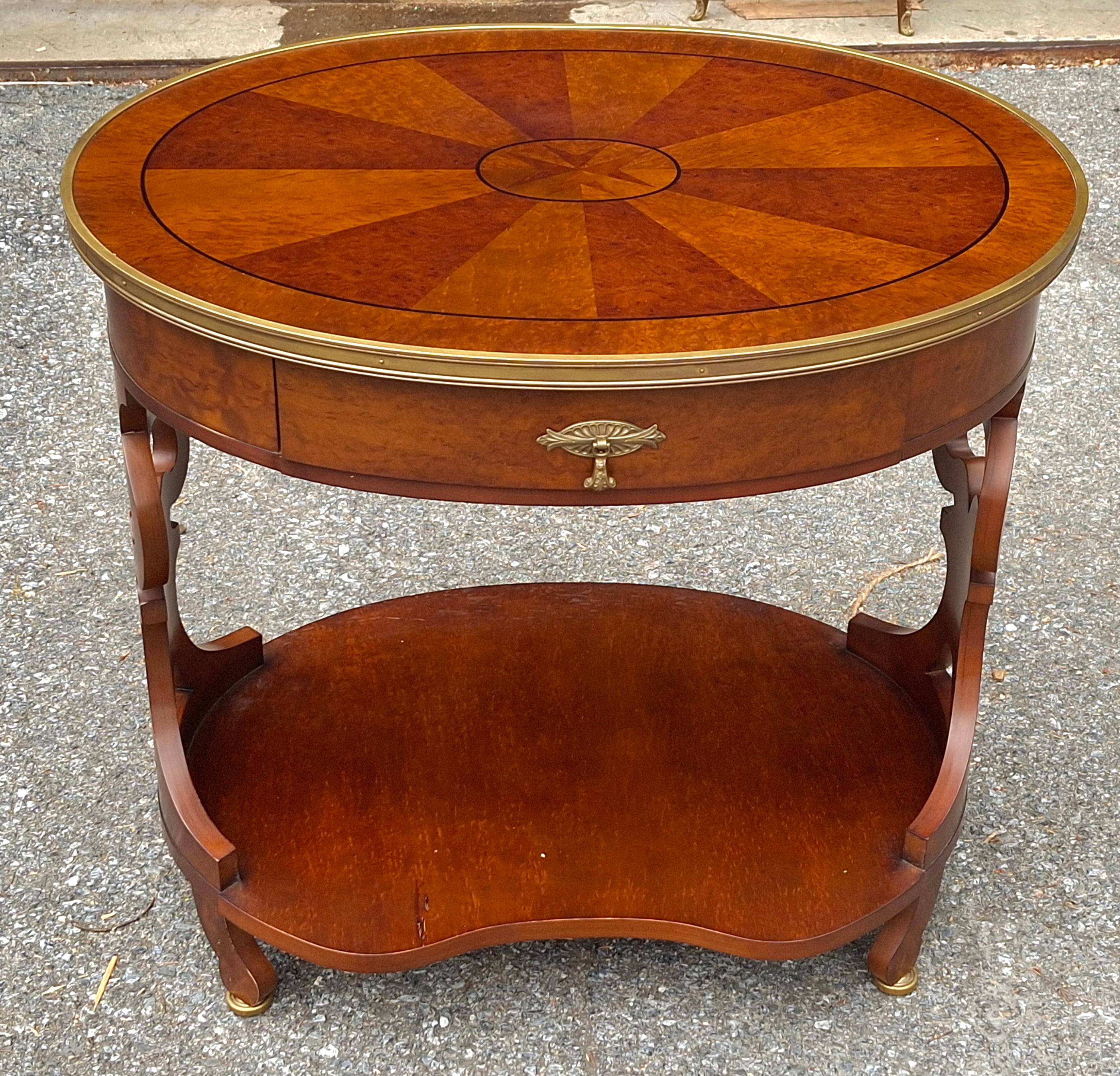 Tavolino in mogano con montatura in ottone di John Widdicomb della fine del XX secolo, come nuovo.
Misura 30,5