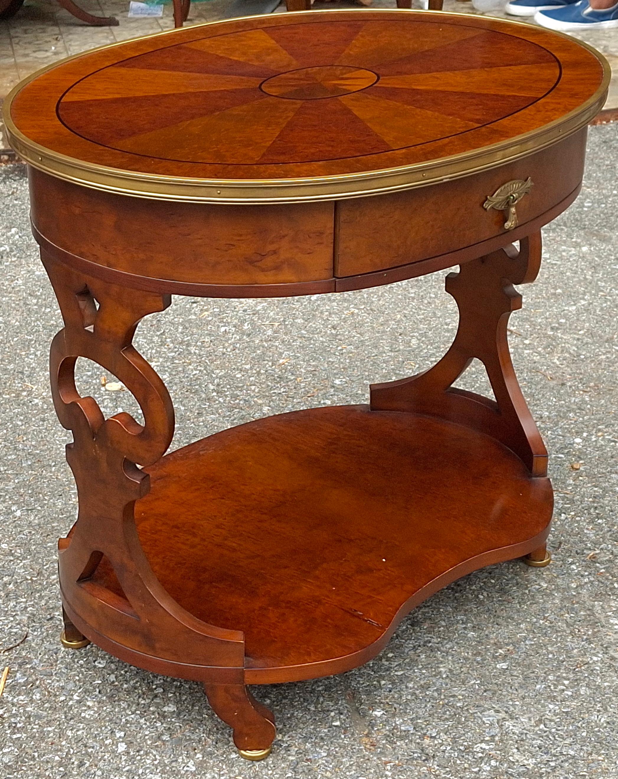 Intarsio Tavolino in mogano con montatura in ottone di John Widdicomb in vendita